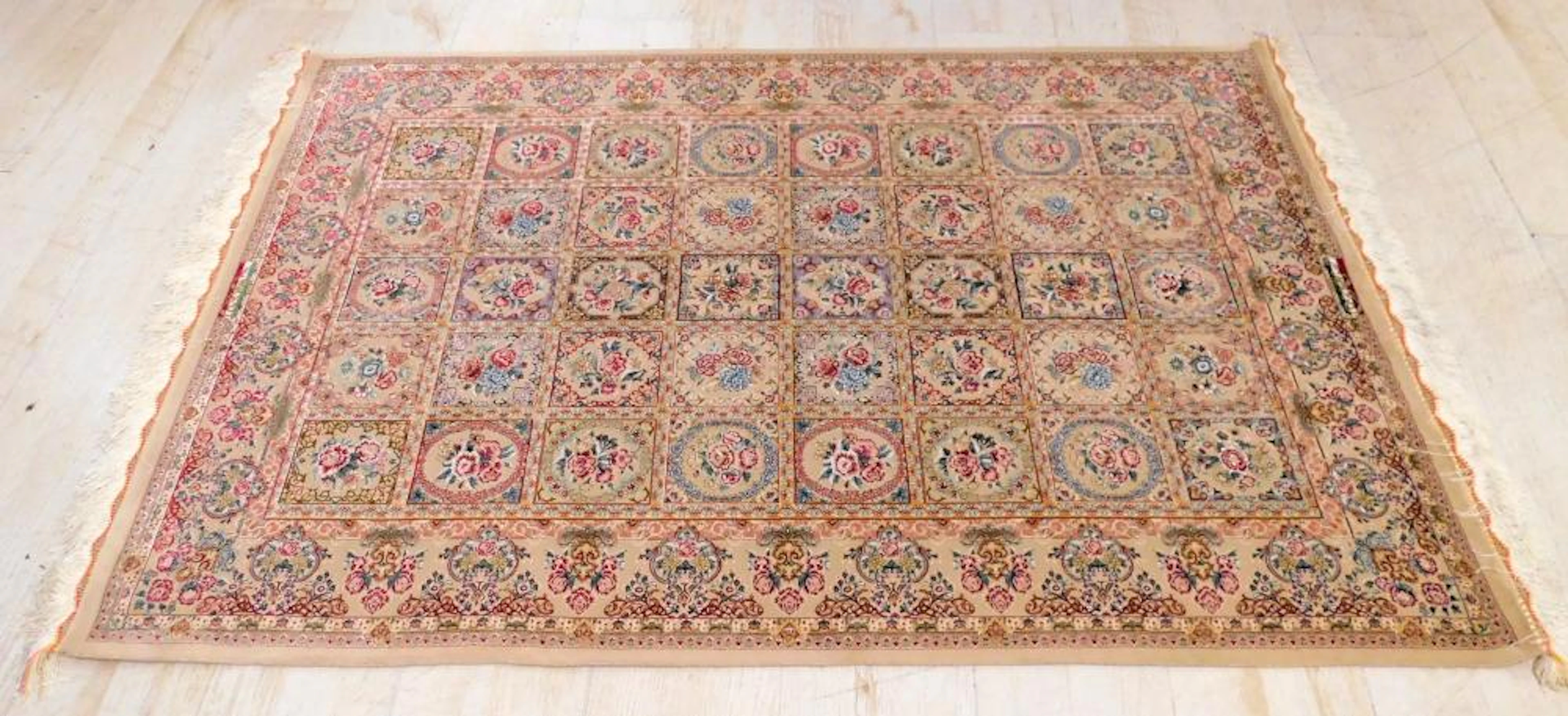 ALFOMBRA PERSA combinada en seda con motivos florales en tonos suaves