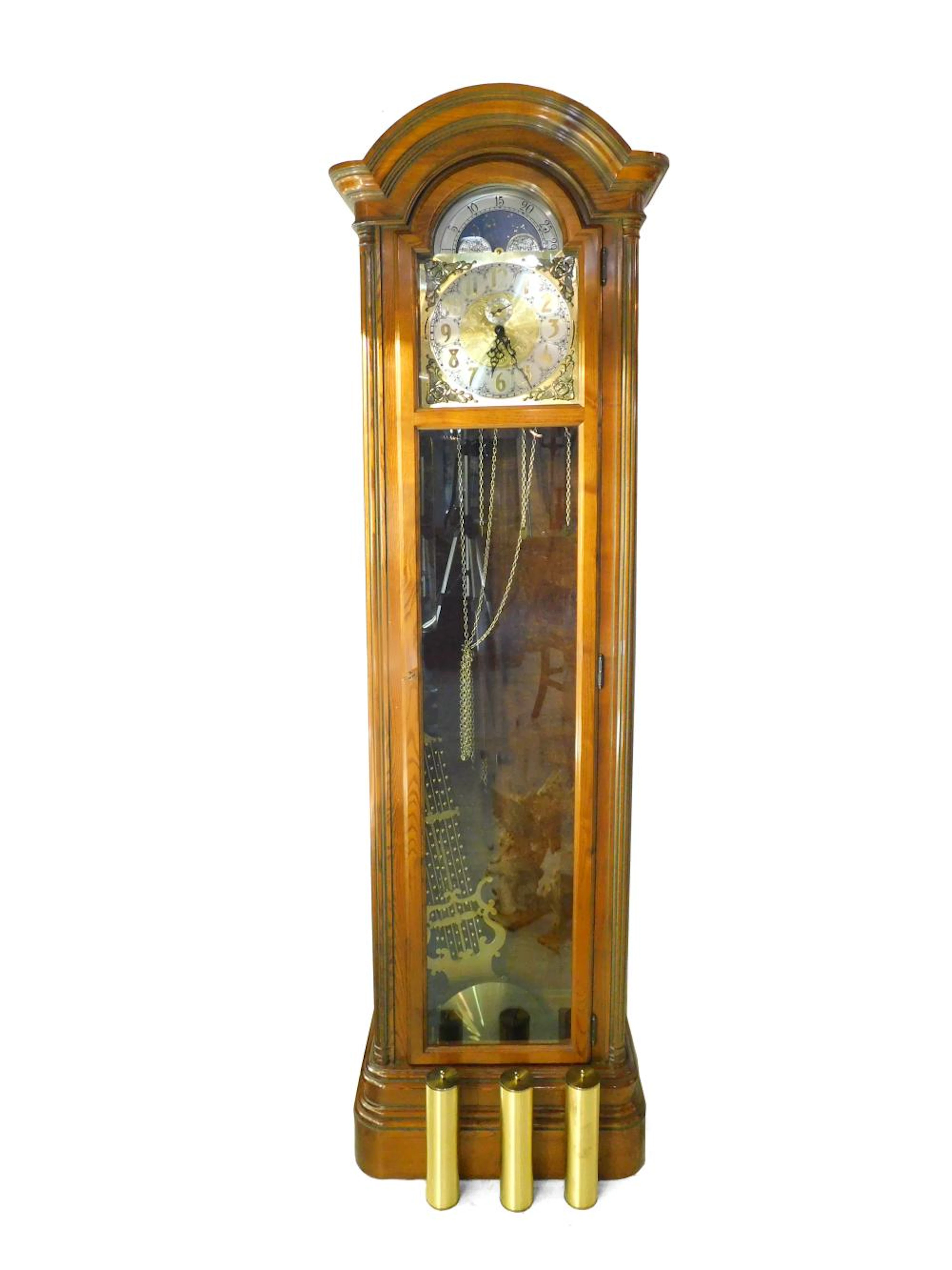 RELOJ DE ANTESALA Esfera con fases lunares. Con sonería. Con caja en madera.