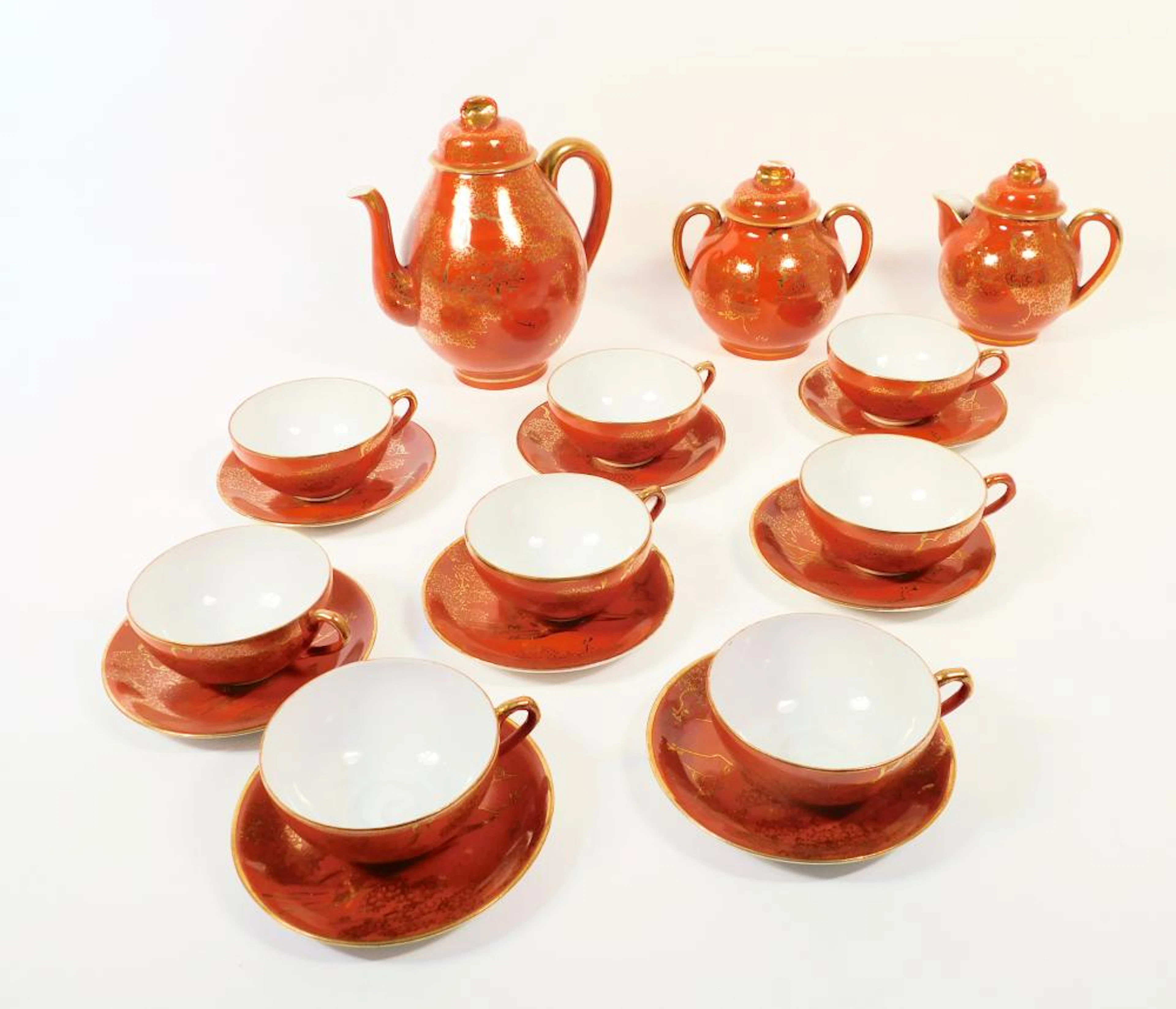 JUEGO DE TÉ JAPONÉS en fina porcelana con detalles rojo compuesto por: tetera