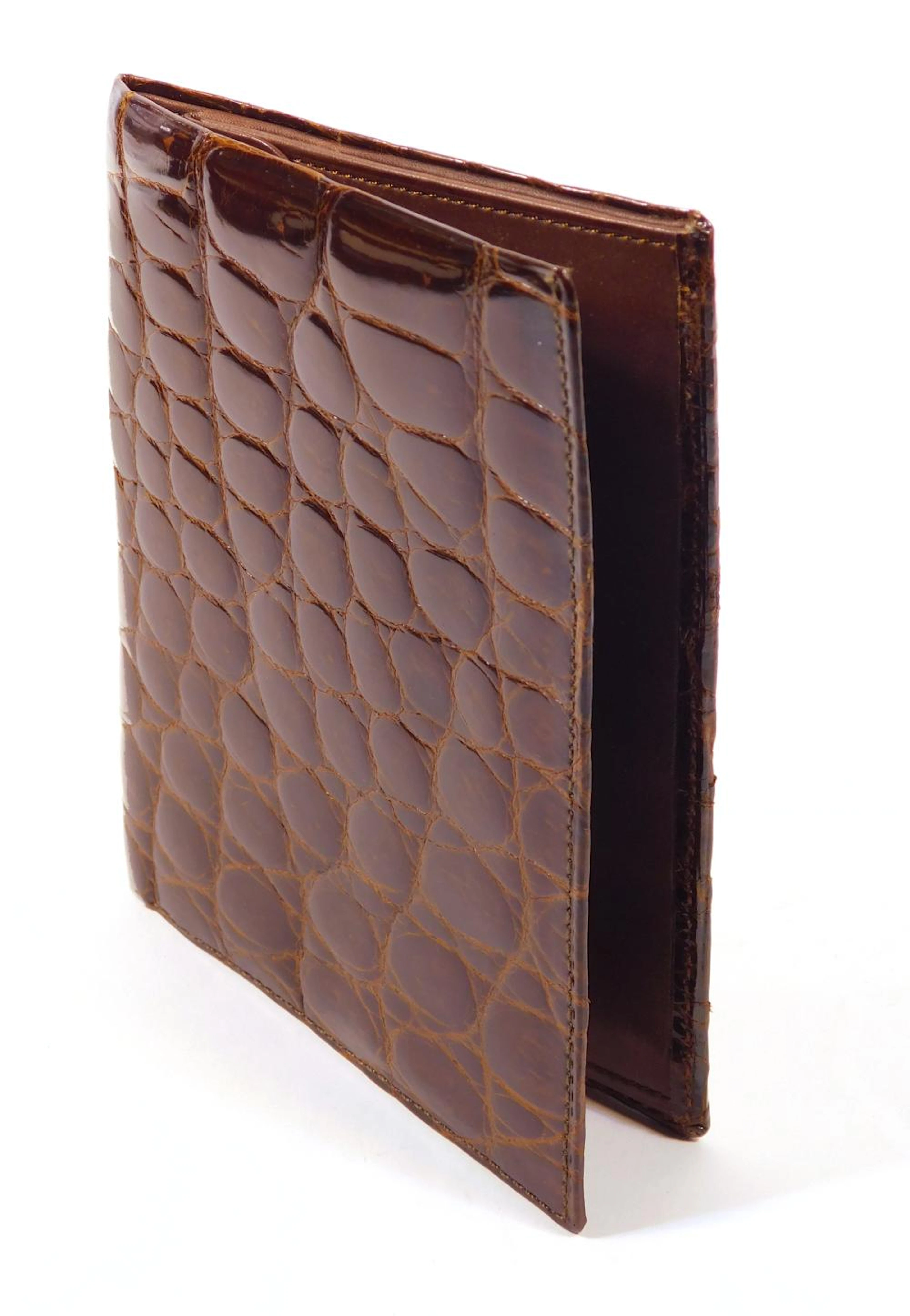 CARTERA EN PIEL DE COCODRILO MARRÓN OSCURO con caja original a estrenar