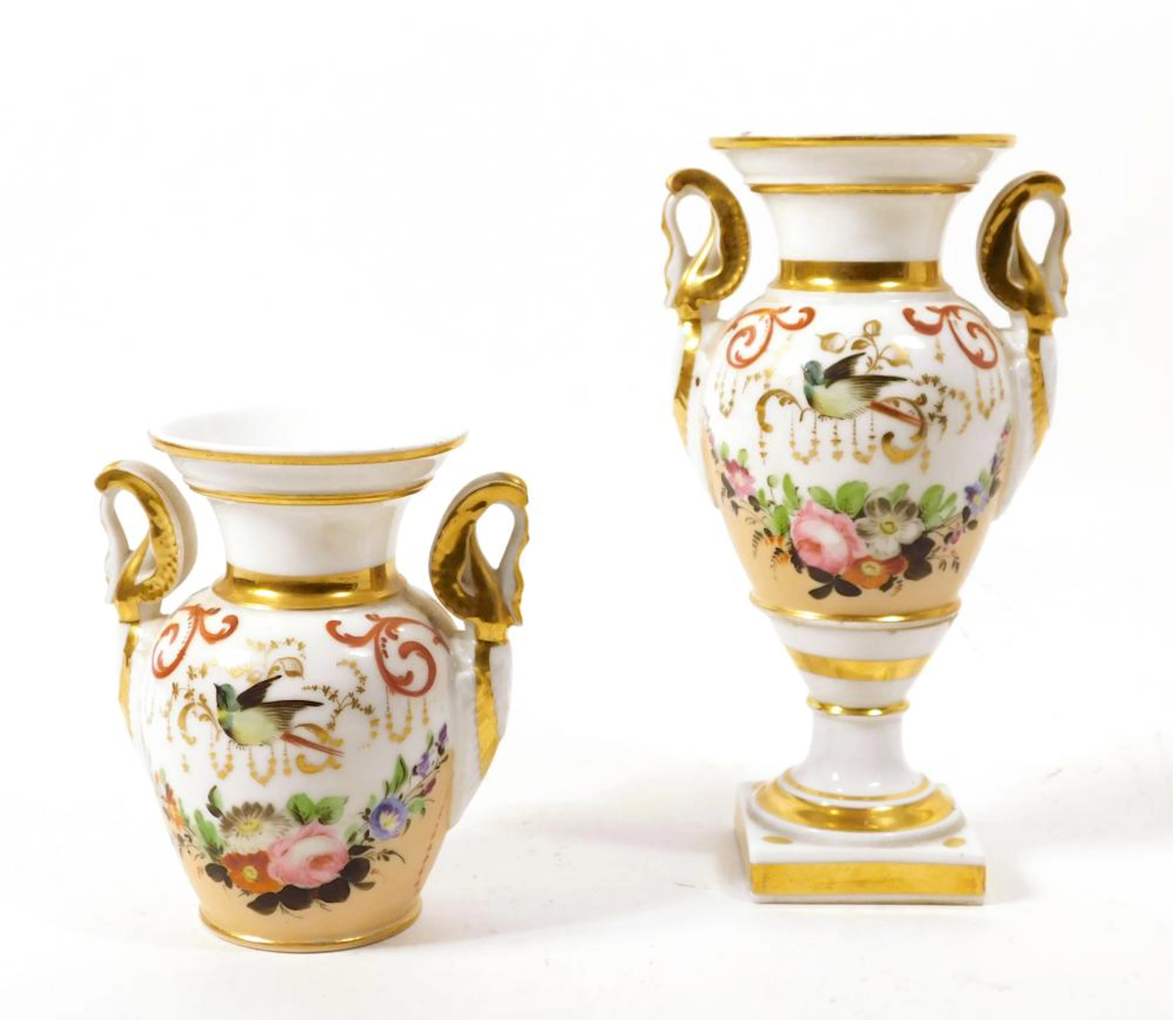 PAREJA DE JARRONES ISABELINOS en fina porcelana...