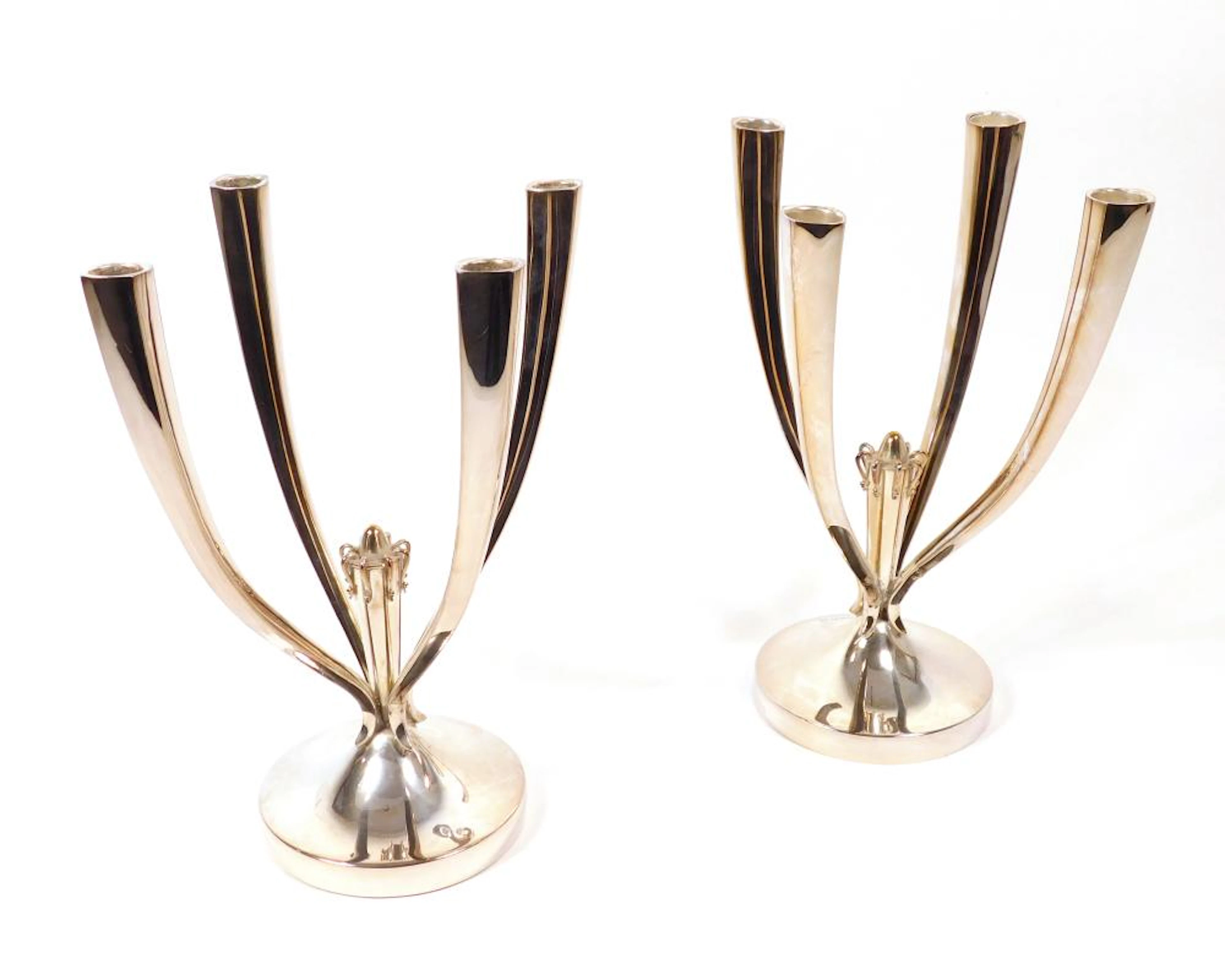 PAREJA DE CANDELABROS de cuatro brazos en plata punzonada con detalle central