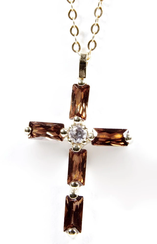 CRUZ DE CUARZO FUMÉ CON CADENA y montura de oro amairllo de 14 cts