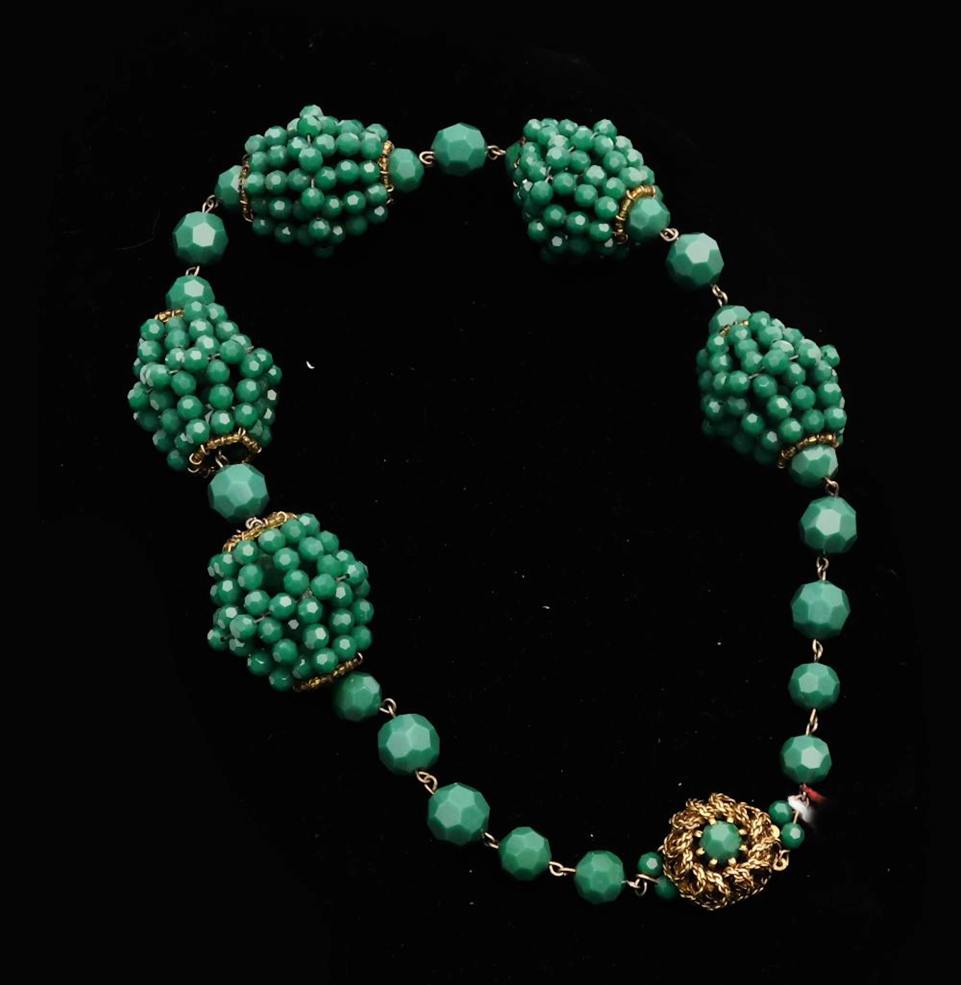 ANTIGUO COLLAR HINDÚ en piedras facetadas color verde con cierre en metal dorado