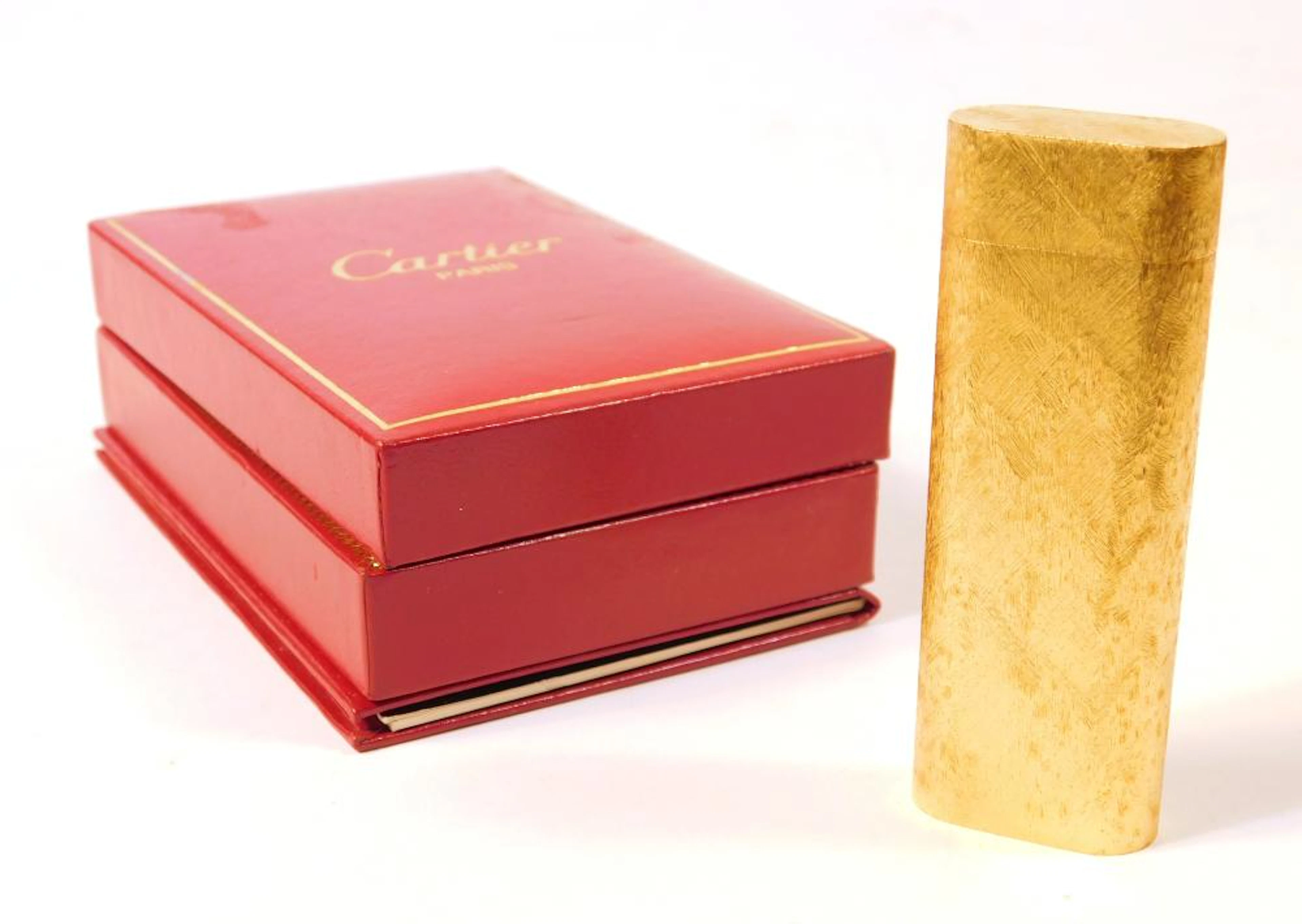 CARTIER. ENCENDEDOR en plaqué de oro amarillo con caja original (desenganchada)