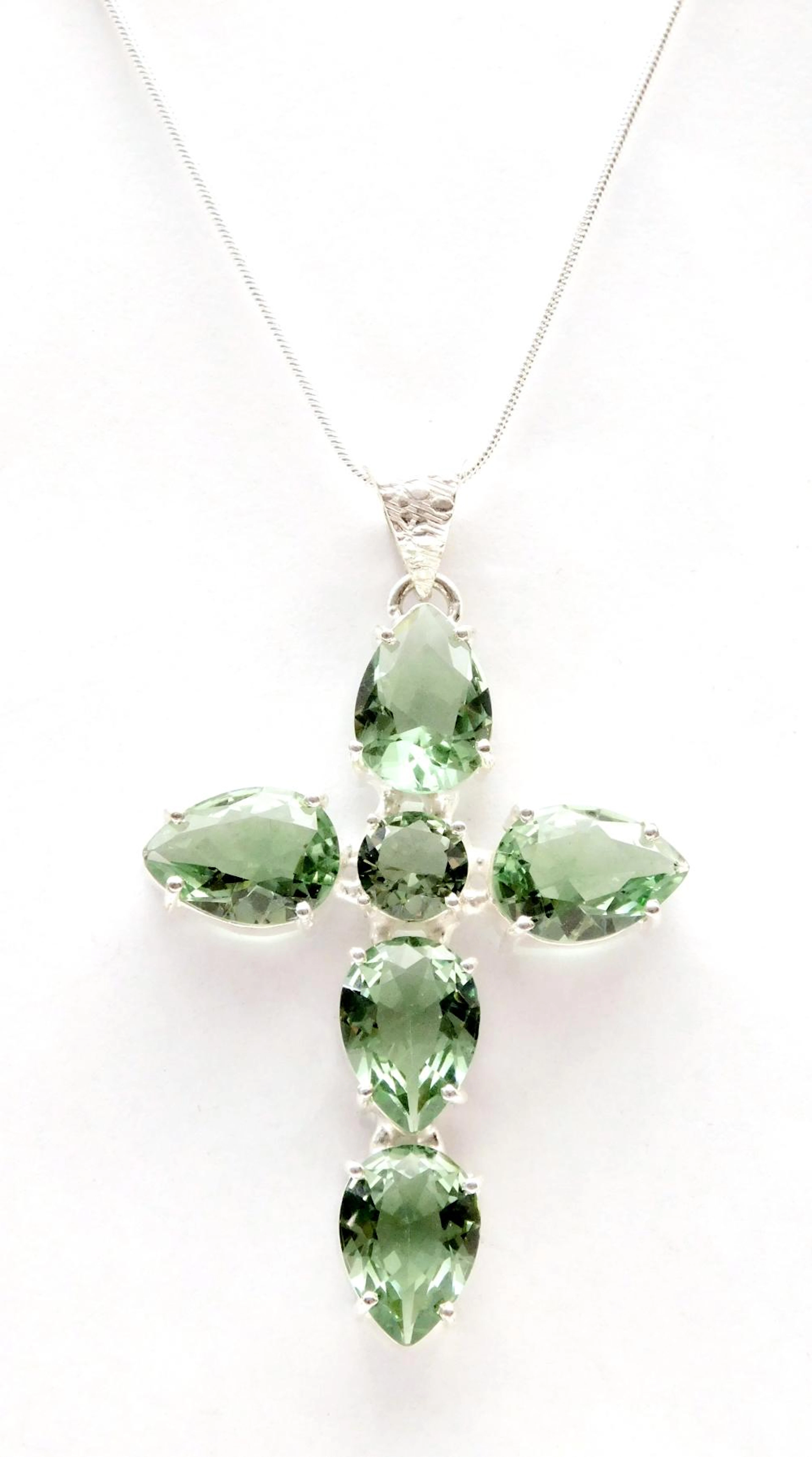 COLGANTE "CRUZ" CON CADENA decorado con turmalinas verdes en plata de Ley 925k
