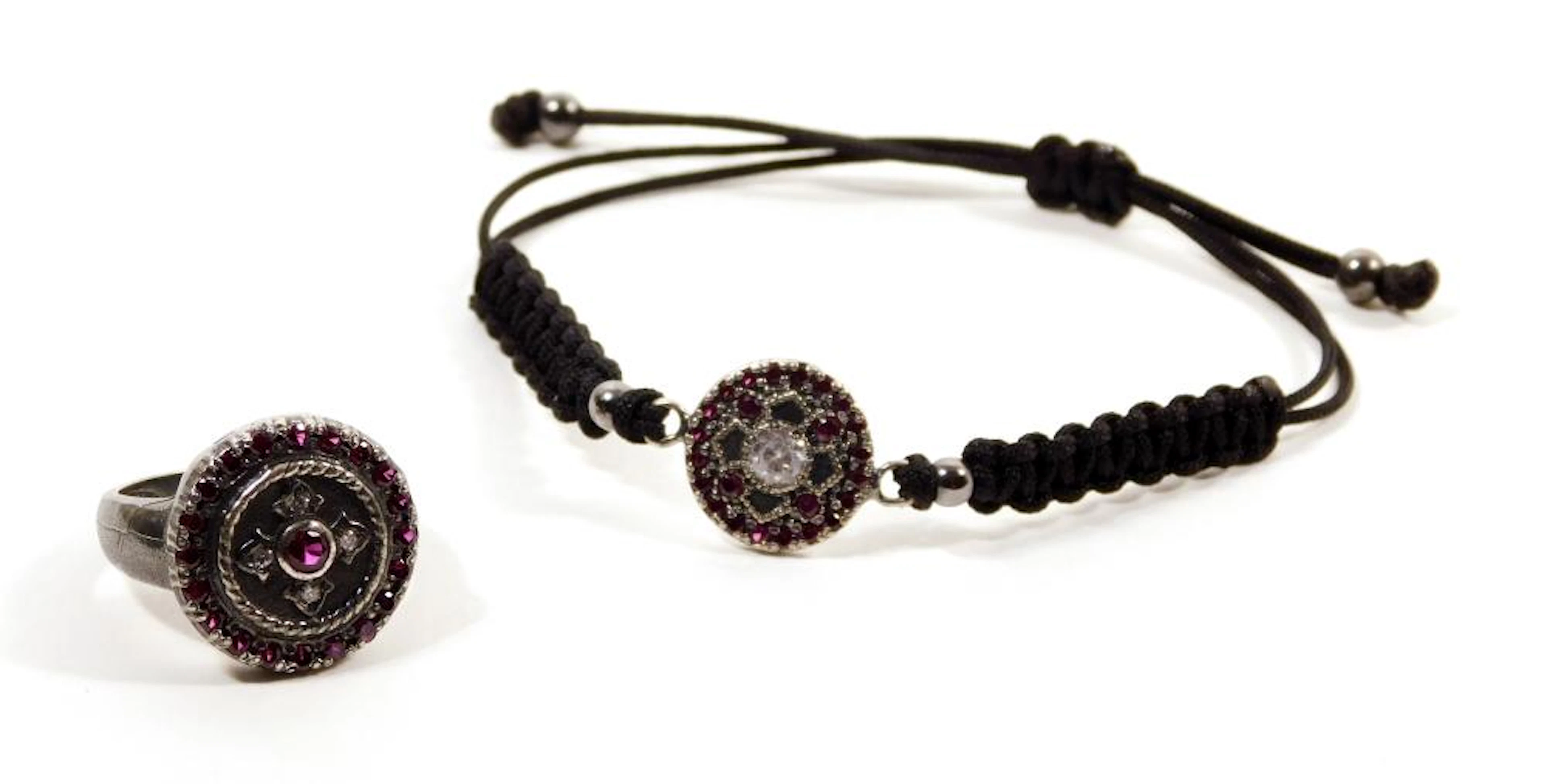 JUEGO DE PULSERA Y SORTIJA en plata con circonitas de colores y macramé negro.