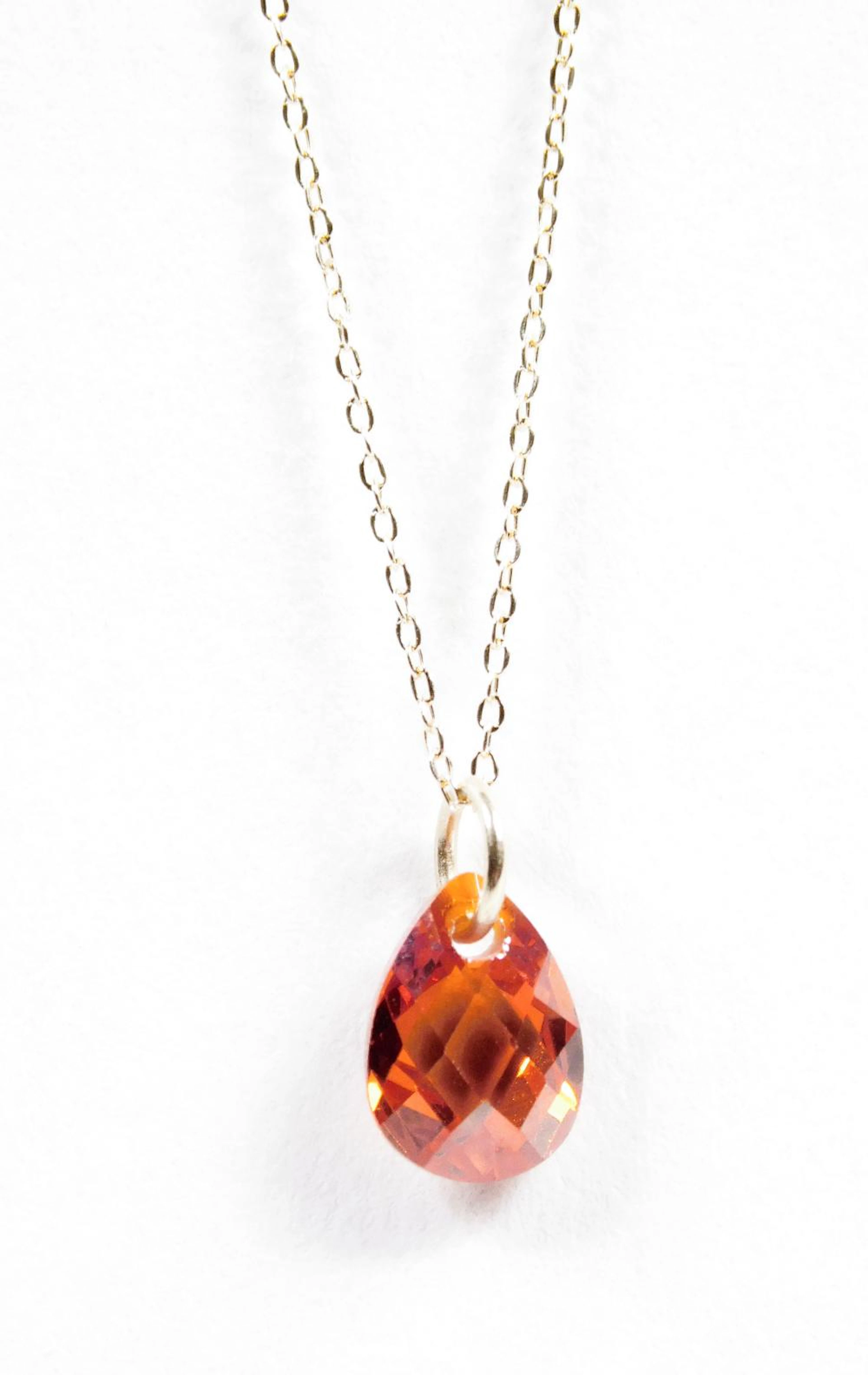 COLGANTE DE TOPACIO CON CADENA en oro amarillo a modo de lágrima briolette.