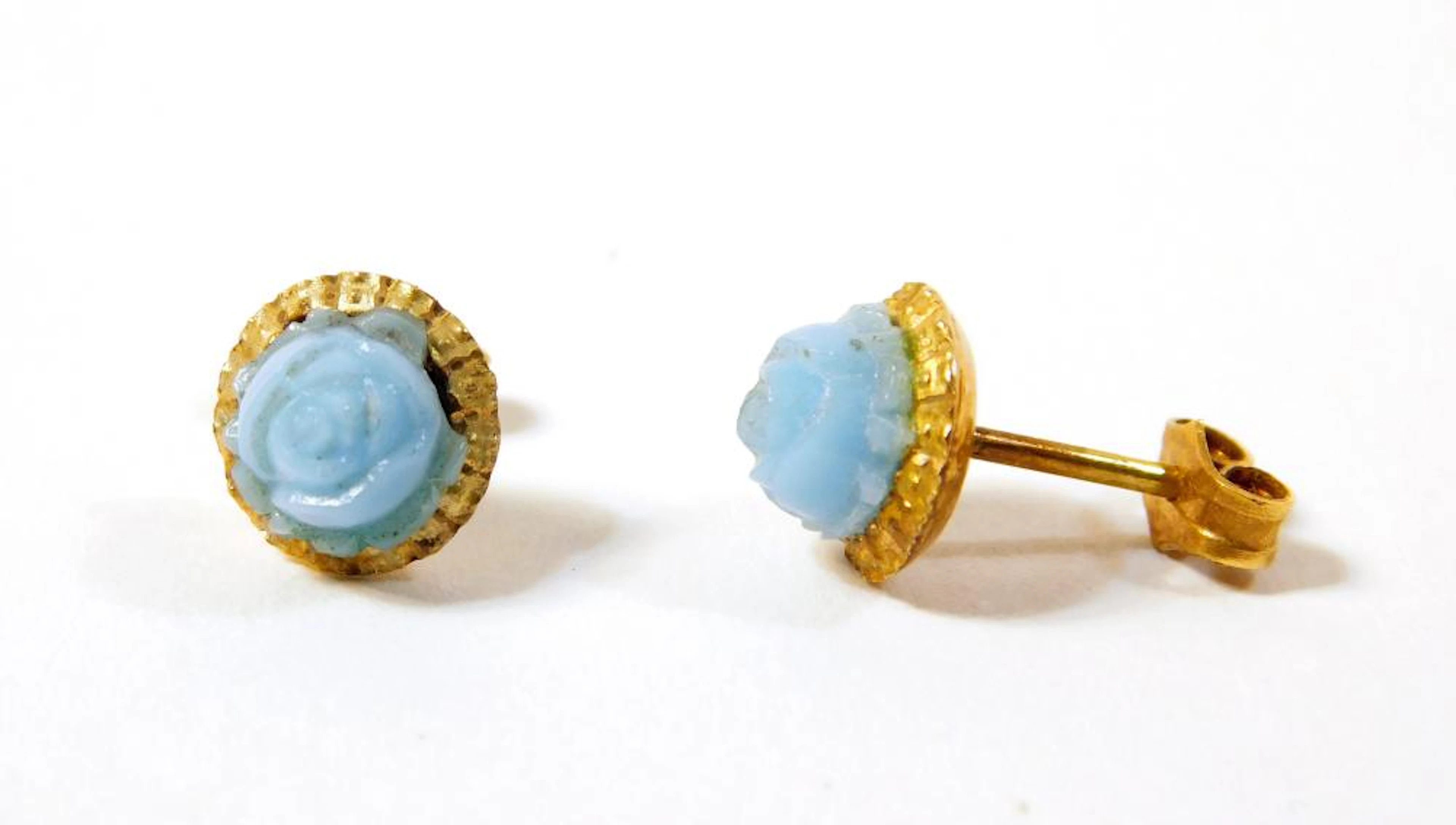 PENDIENTES en oro amarillo de 14kt con detalle de flor en resina azul cielo.