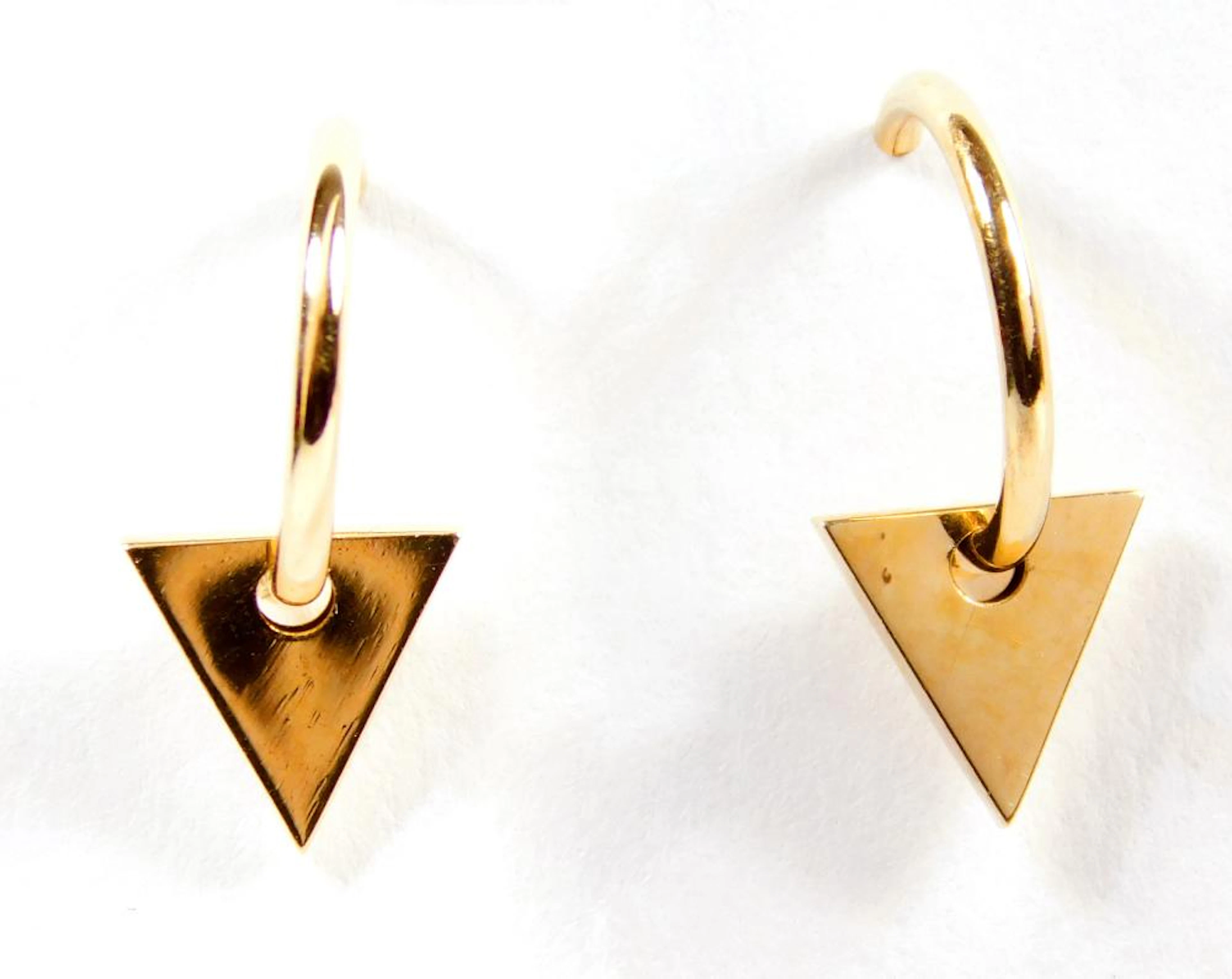 PENDIENTES CRIOLLAS CON DETALLE DE TRIÁNGULOS en oro amarillo de 18k