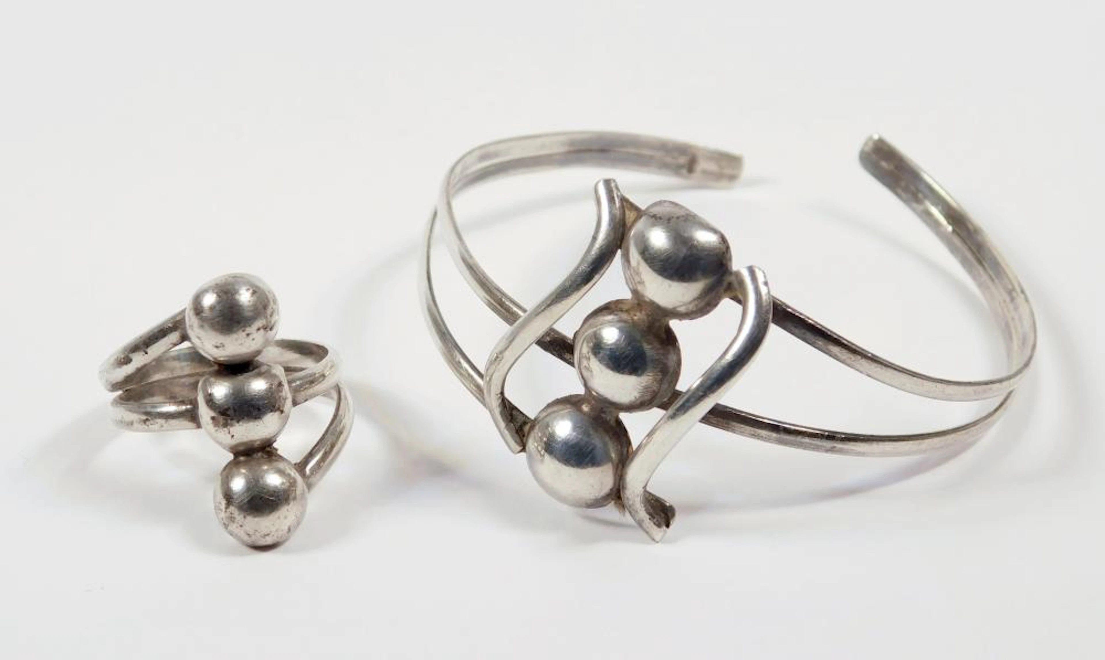 JUEGO DE PULSERA Y SORTIJA DE DISEÑO en plata con esferas