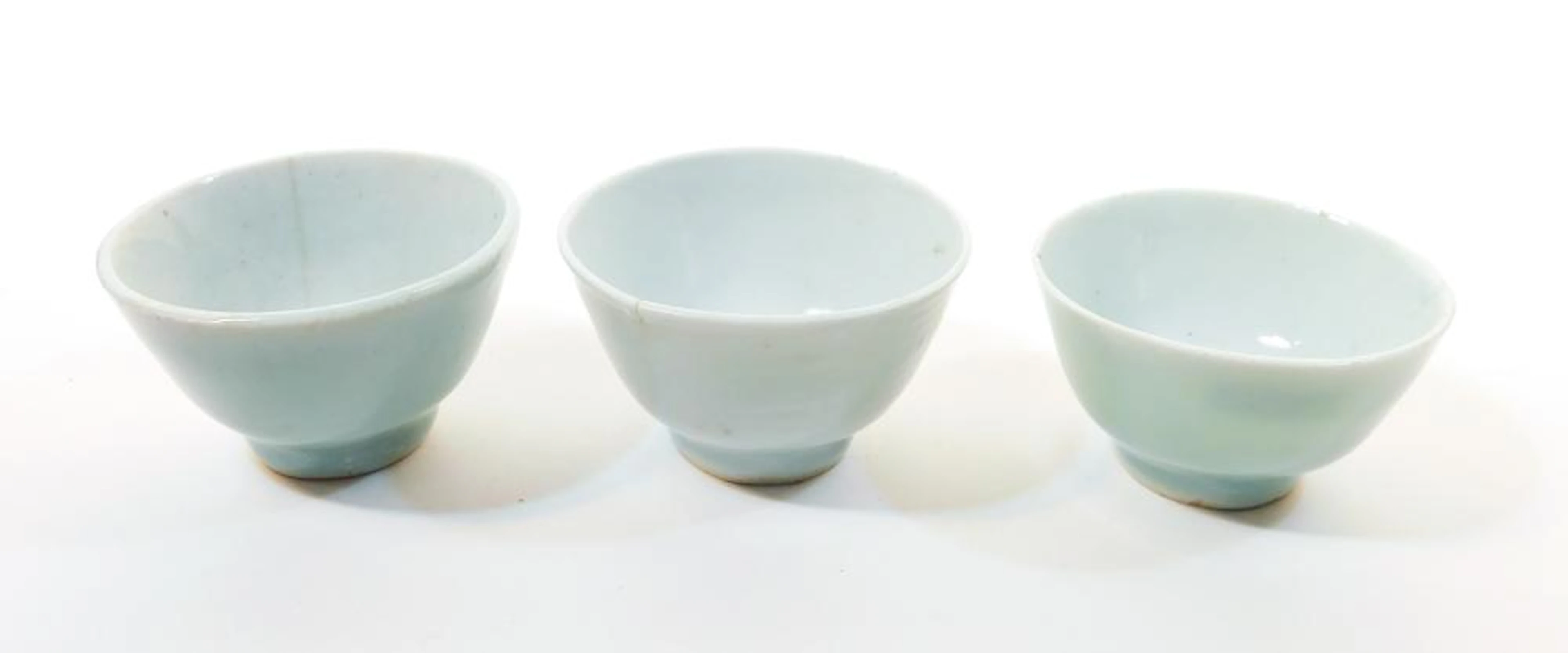 TRES CUENCOS ORIENTALES S.XIX en porcelana celadón uno con pelo. Altura: 4 cm.