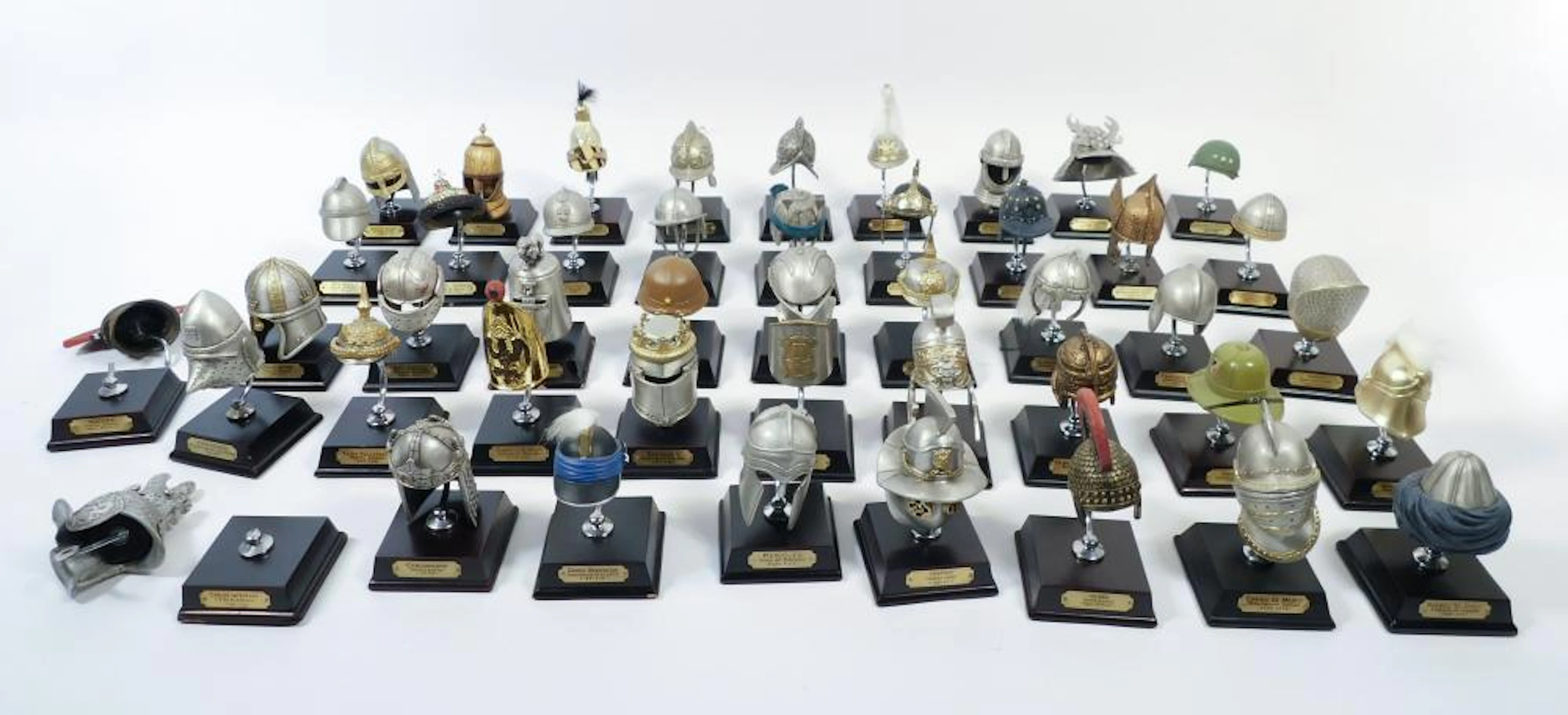 COLECCIÓN DE CASCOS EN MINIATURA de distintas épocas y...