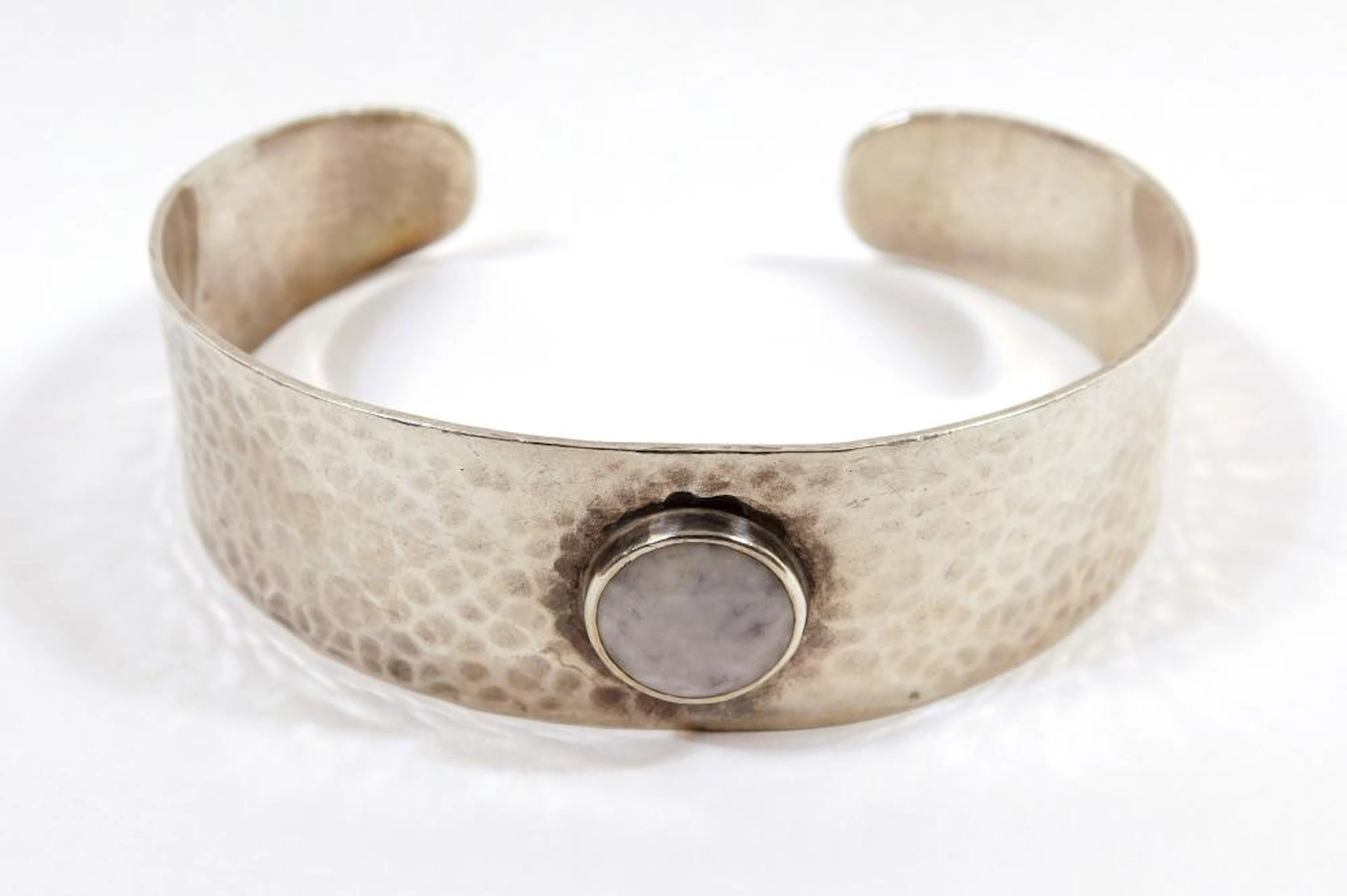 PULSERA ESCLAVA en plata martelé con piedra luna