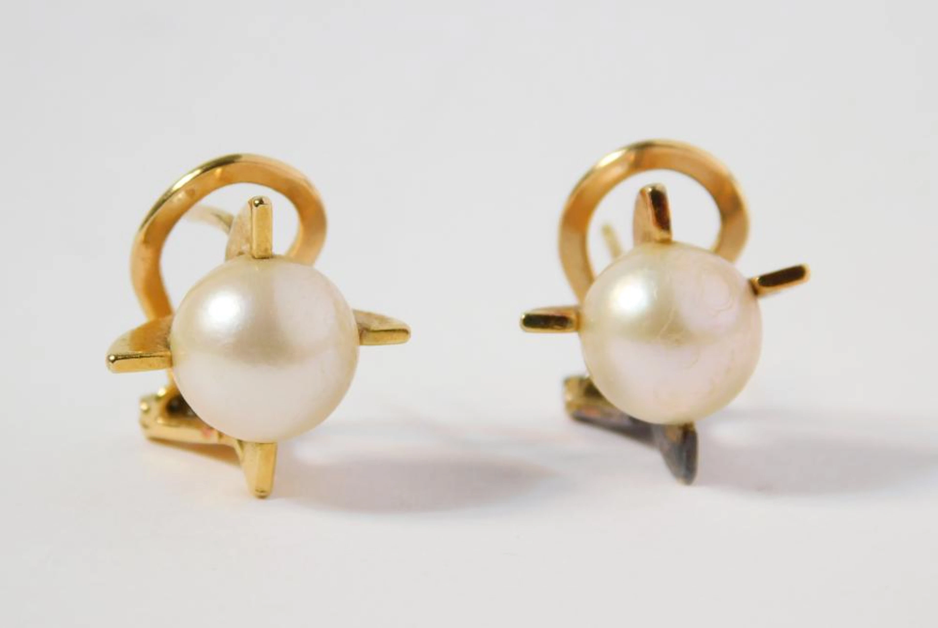 PENDIENTES en oro amarillo con perla cultivada de agua dulce cierre omega