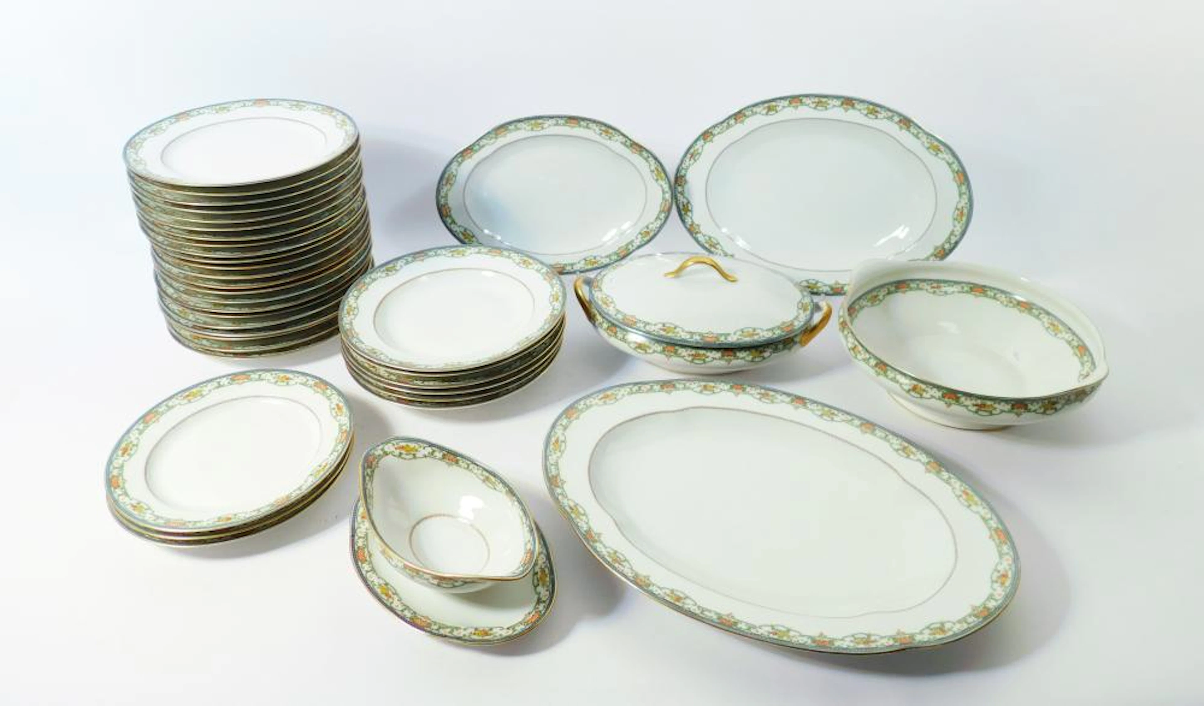 VAJILLA en porcelana de Limoges con ceneda de flores con...