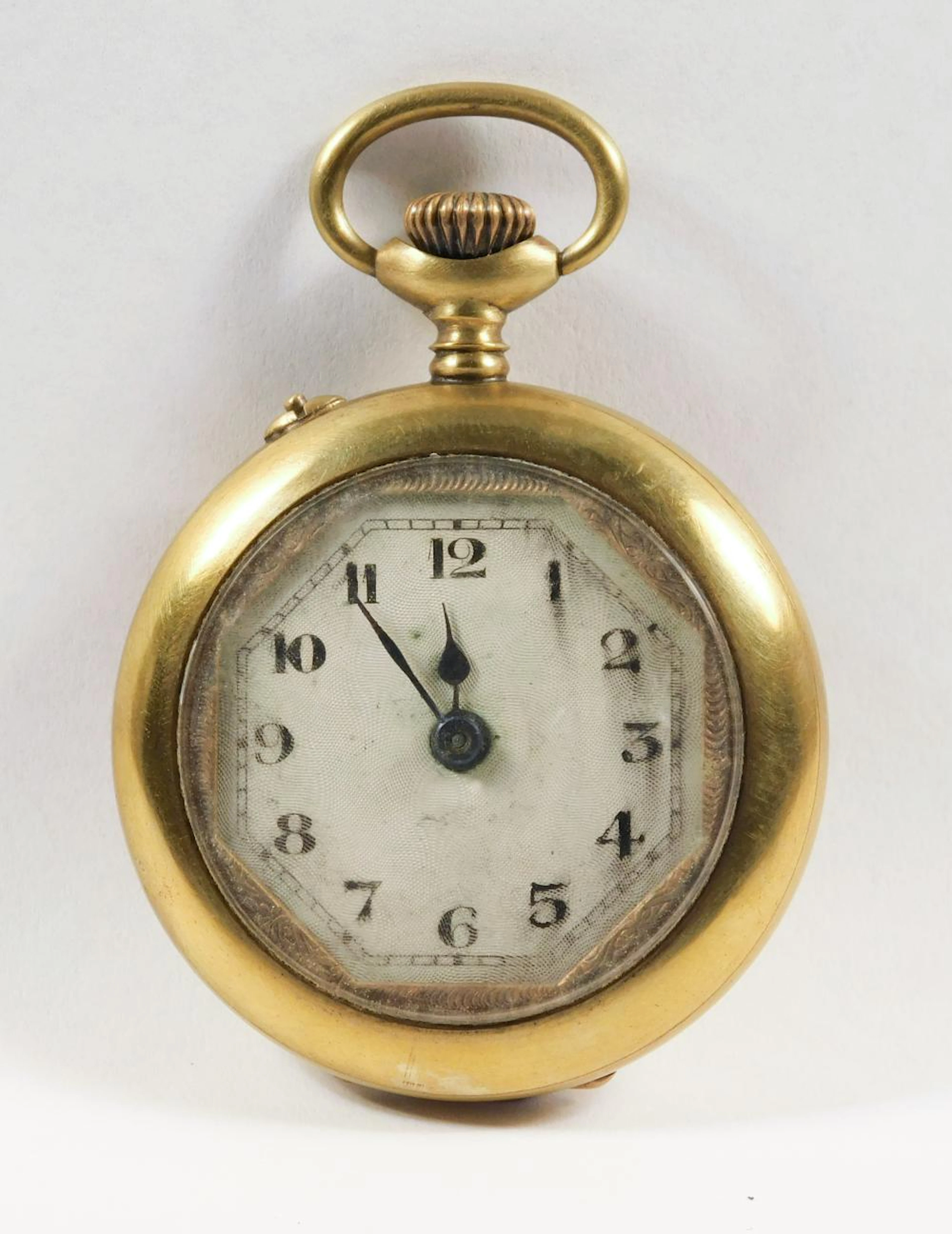 RELOJ DE BOLSILLO ART DECÓ en metal dorado con números romanos. Precisa repaso
