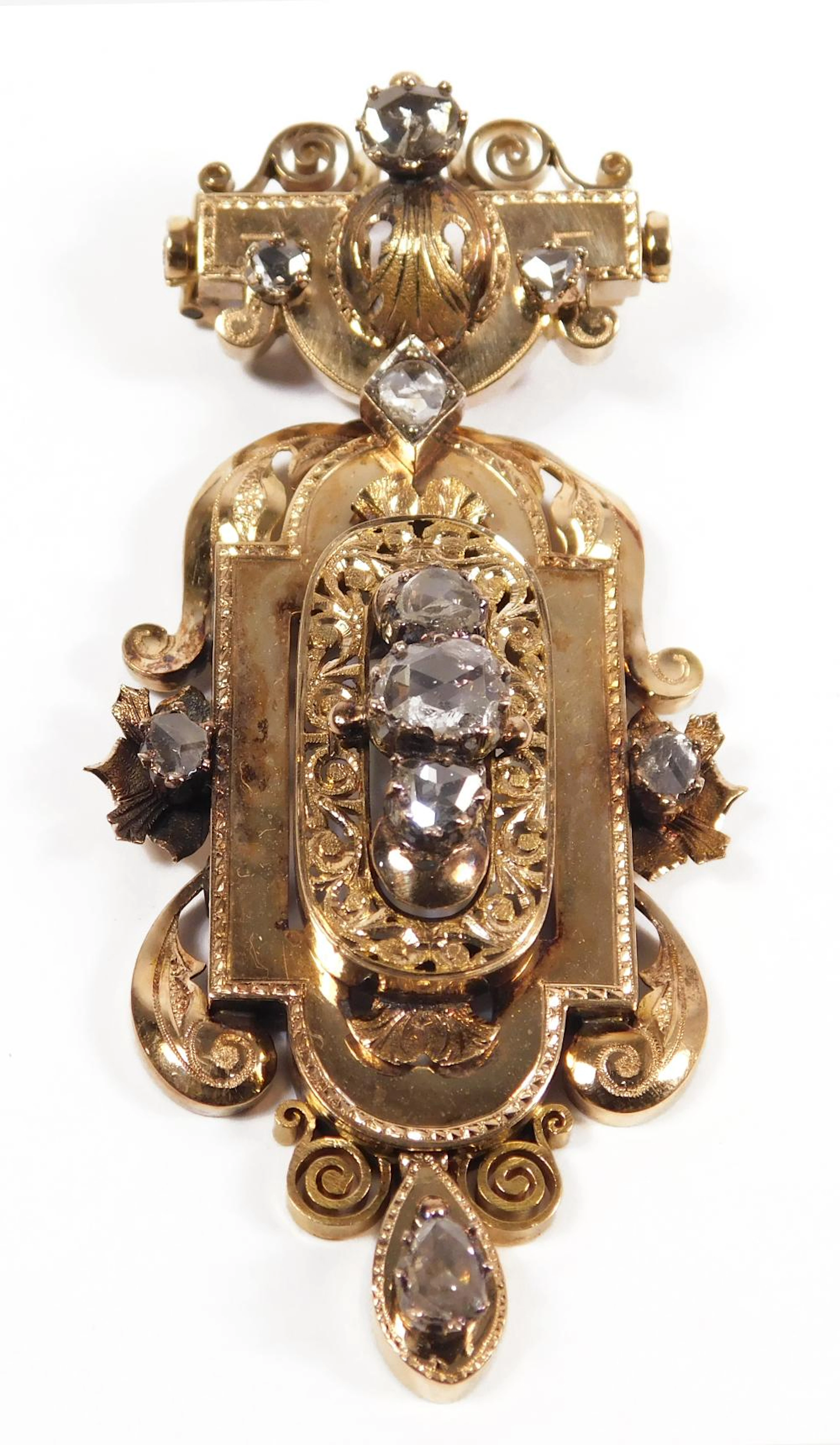 BROCHE ISABELINO DE DIAMANTES talla rosa y montura de oro amarillo móvil