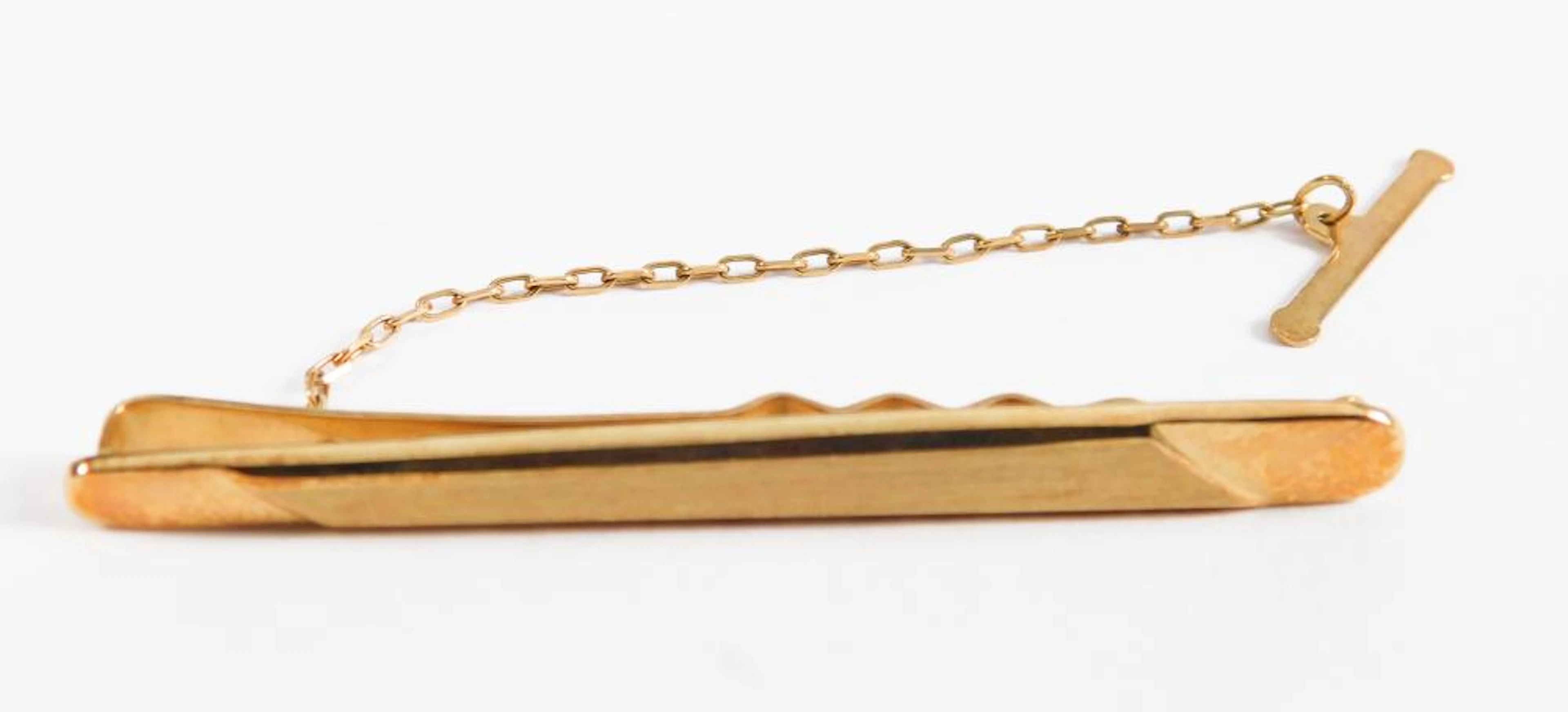 AGUJA DE CORBATA en oro amarillo de 14 cts. Con cadenita de seguridad.