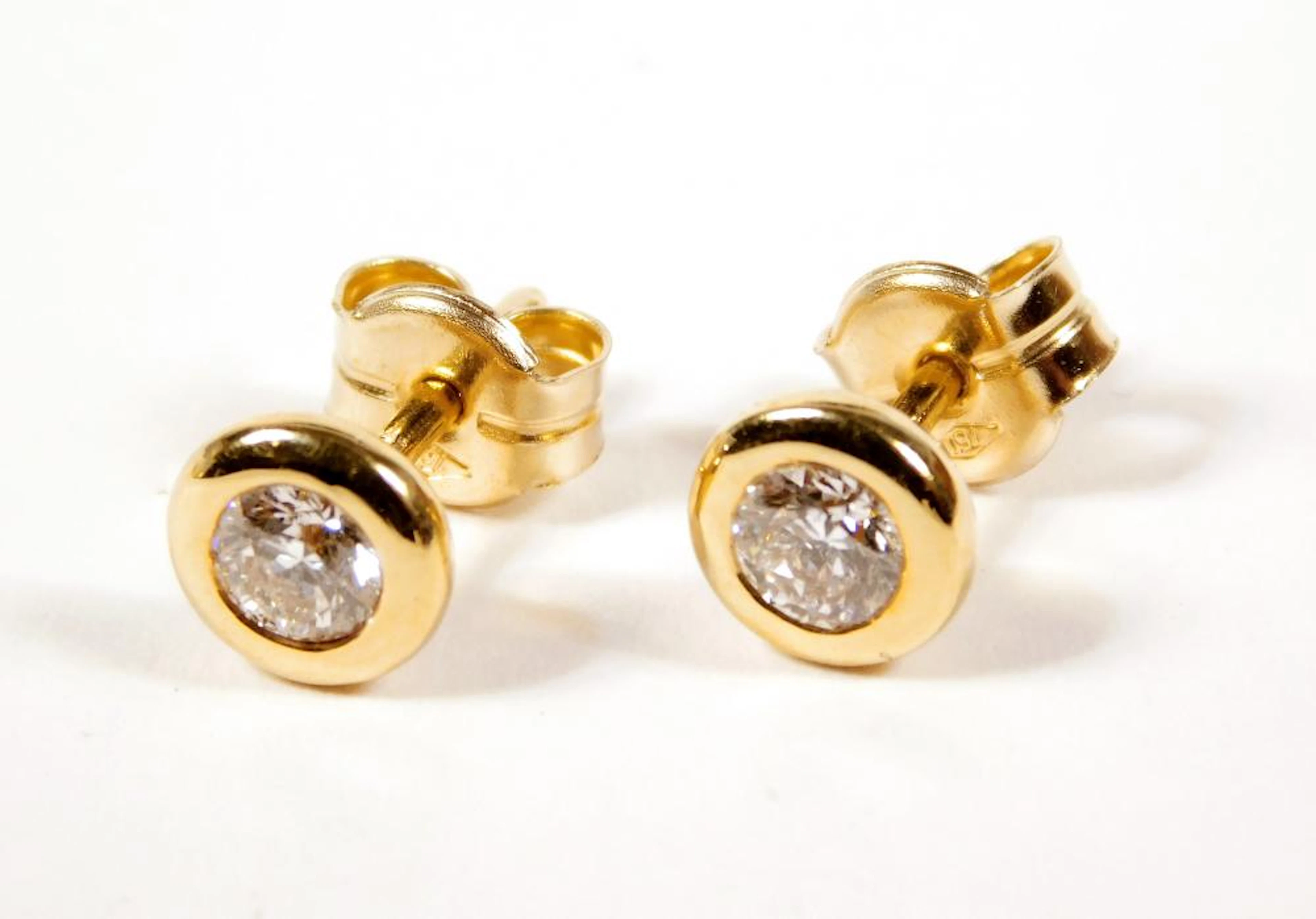 PENDIENTES EN ORO AMARILLO con brillantes de 0.35 k cada...