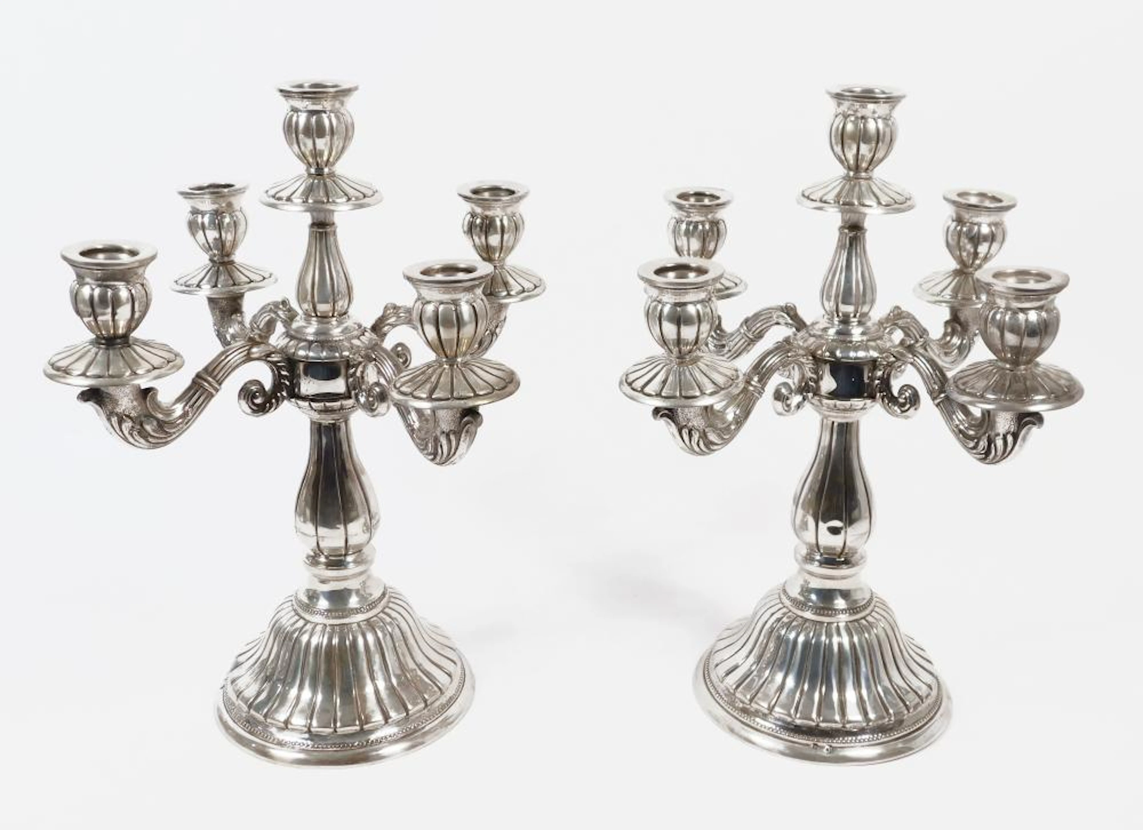PAREJA DE CANDELABROS DE CINCO LUCES en plata labrada y punzonada