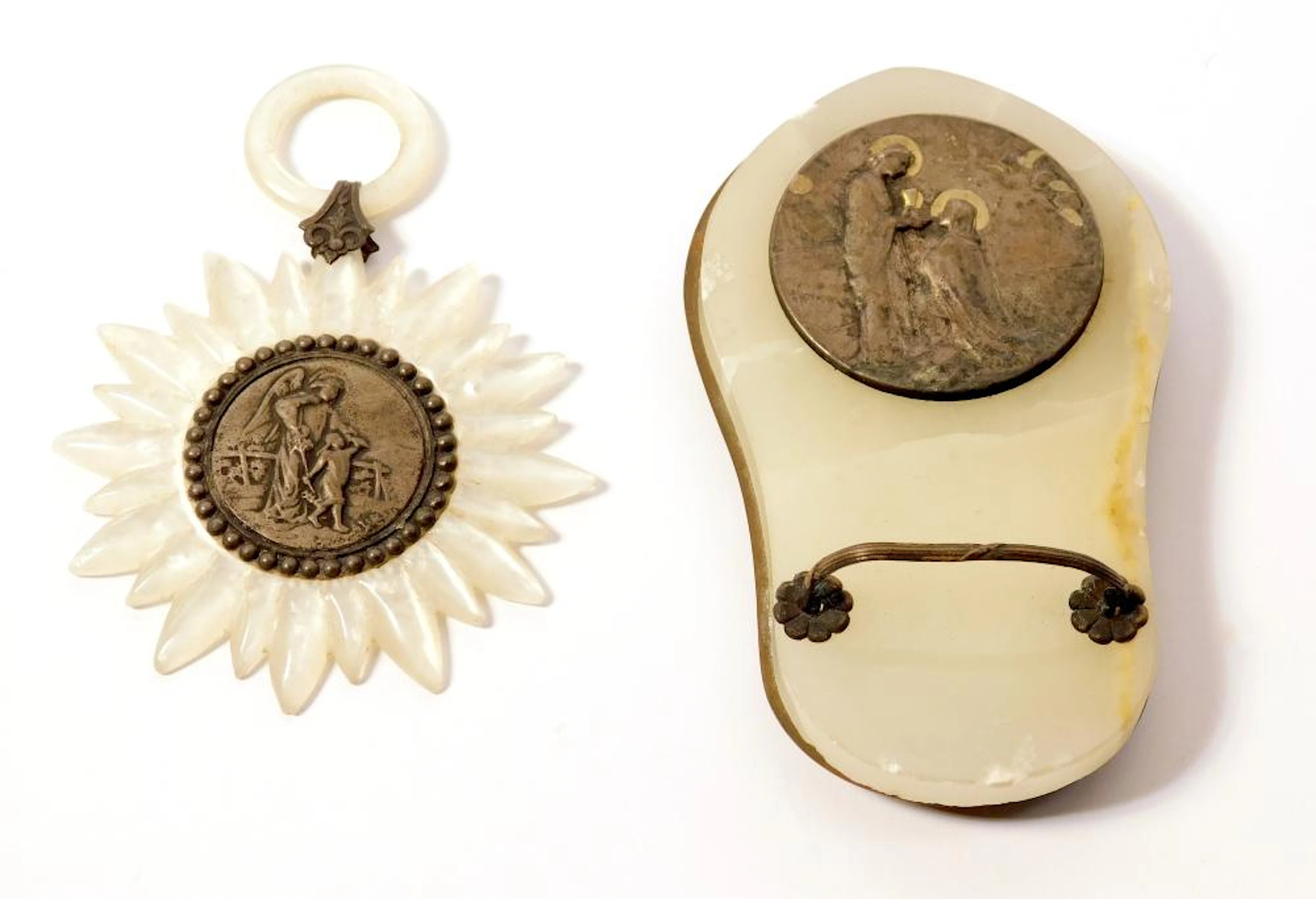 DOS MEDALLAS DE CUNA una en plata  con detalle anacarado...