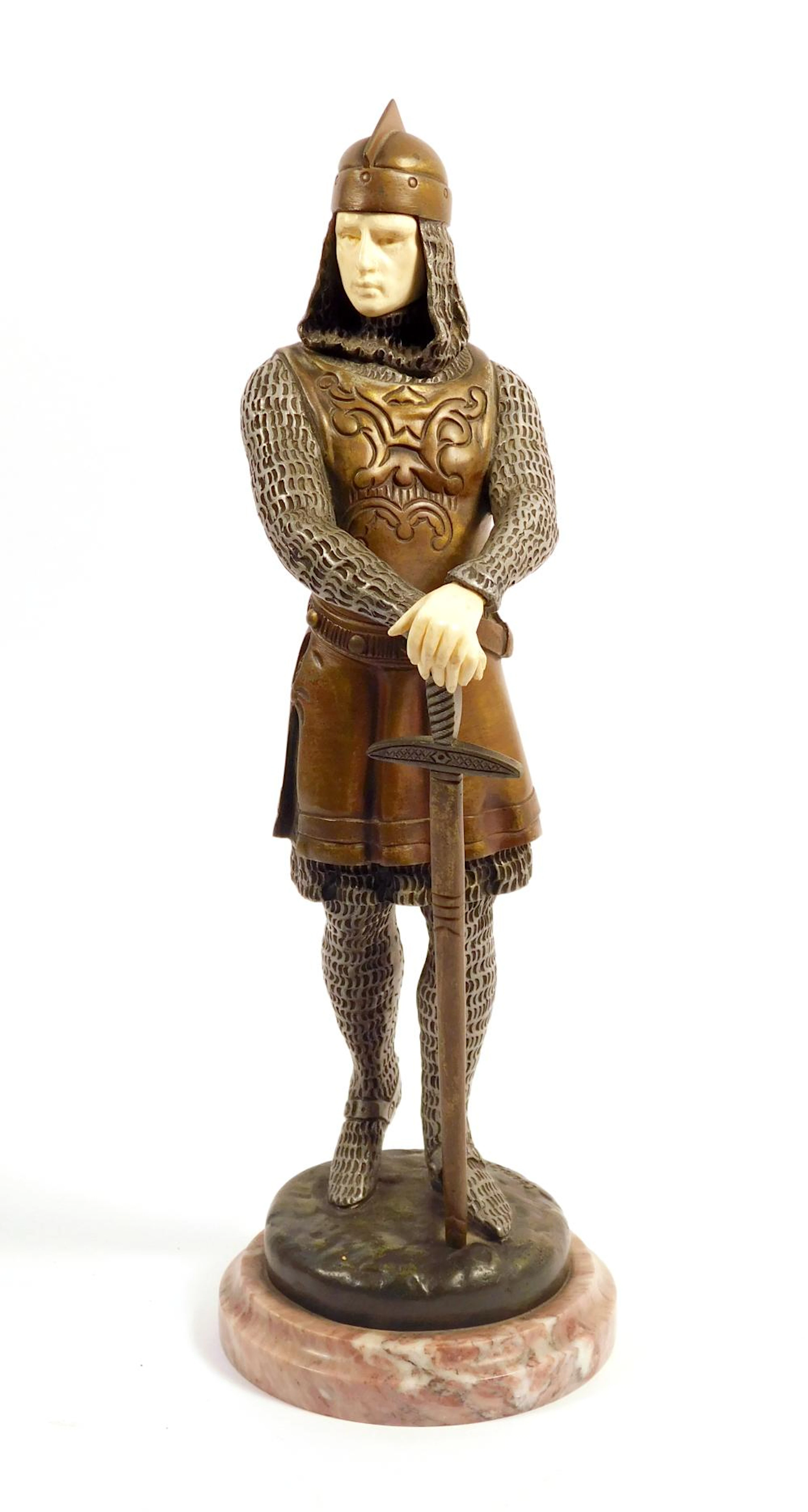 FIGURA DE CABALLERO CON ARMADURA S.XIX en hueso y estaño. Altura: 34 cm.