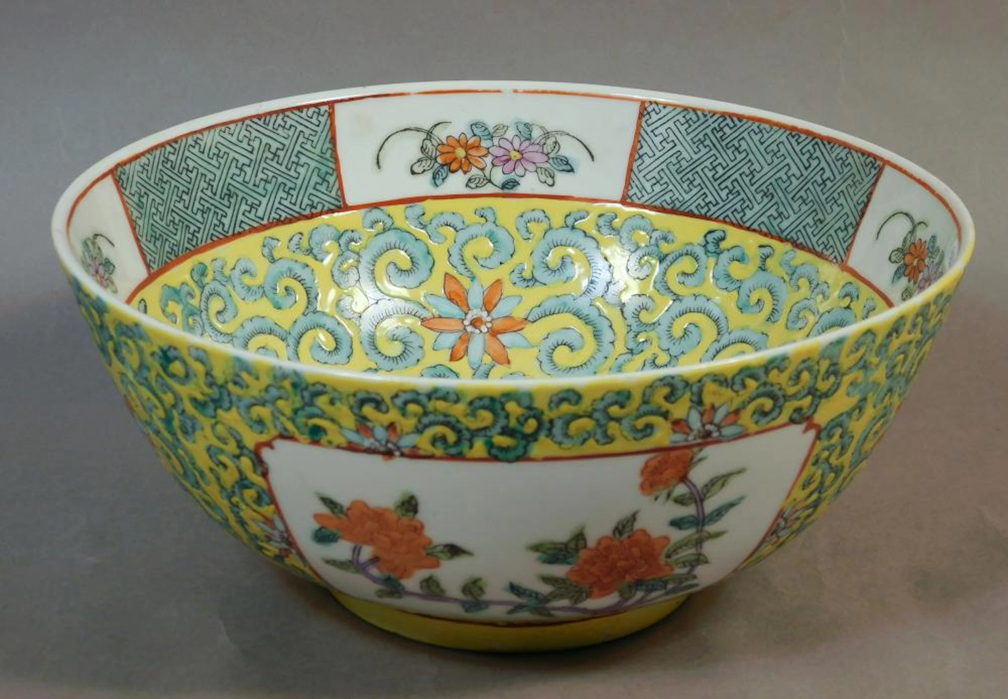 CUENCO ORIENTAL en cerámica china "Família amarilla" 11x26 cm.