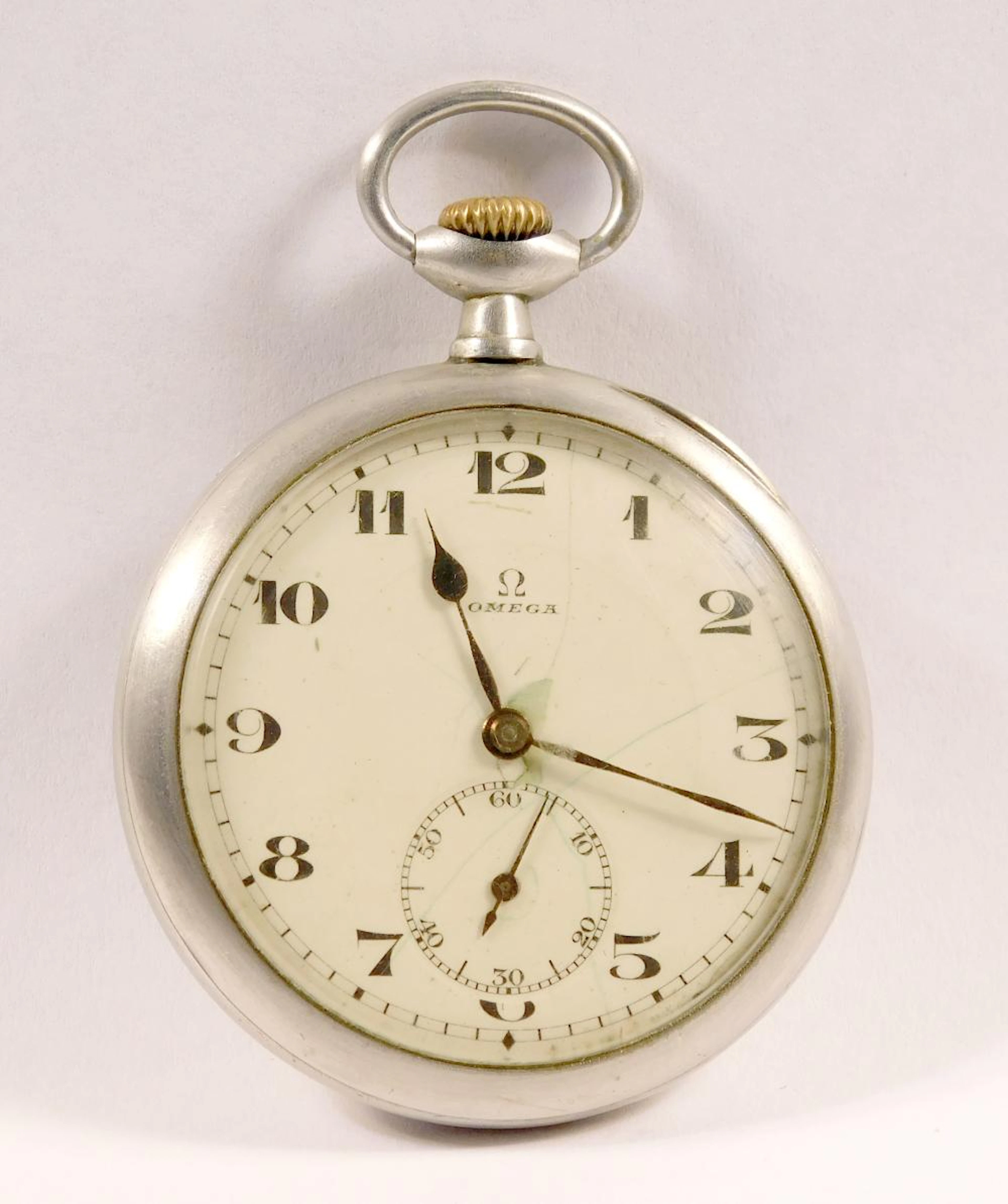 OMEGA. RELOJ DE BOLSILLO en metal plateado con esfera restaurada