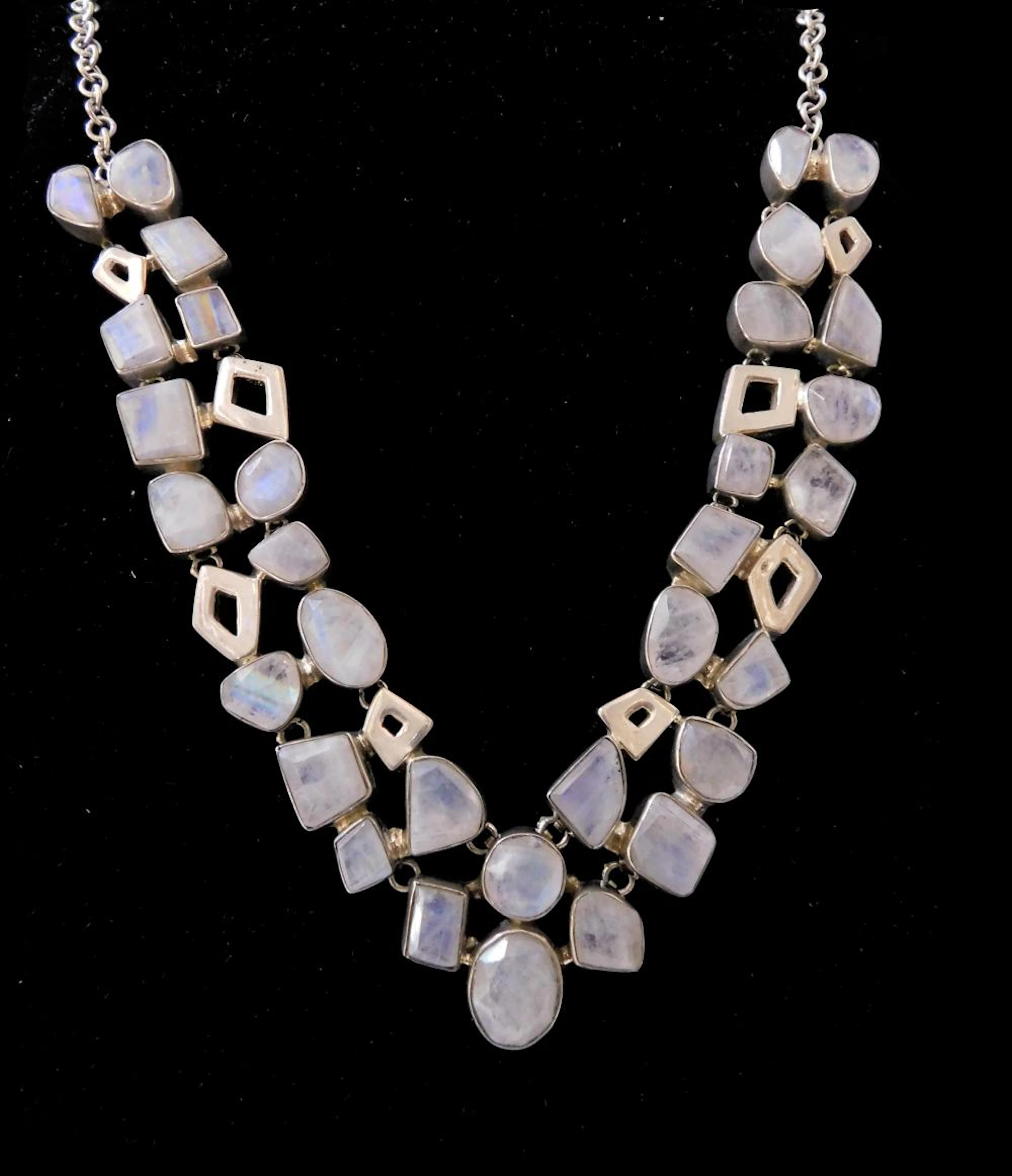 COLLAR DE DISEÑO en plata con piedra luna engastadas Peso total: 100 gr