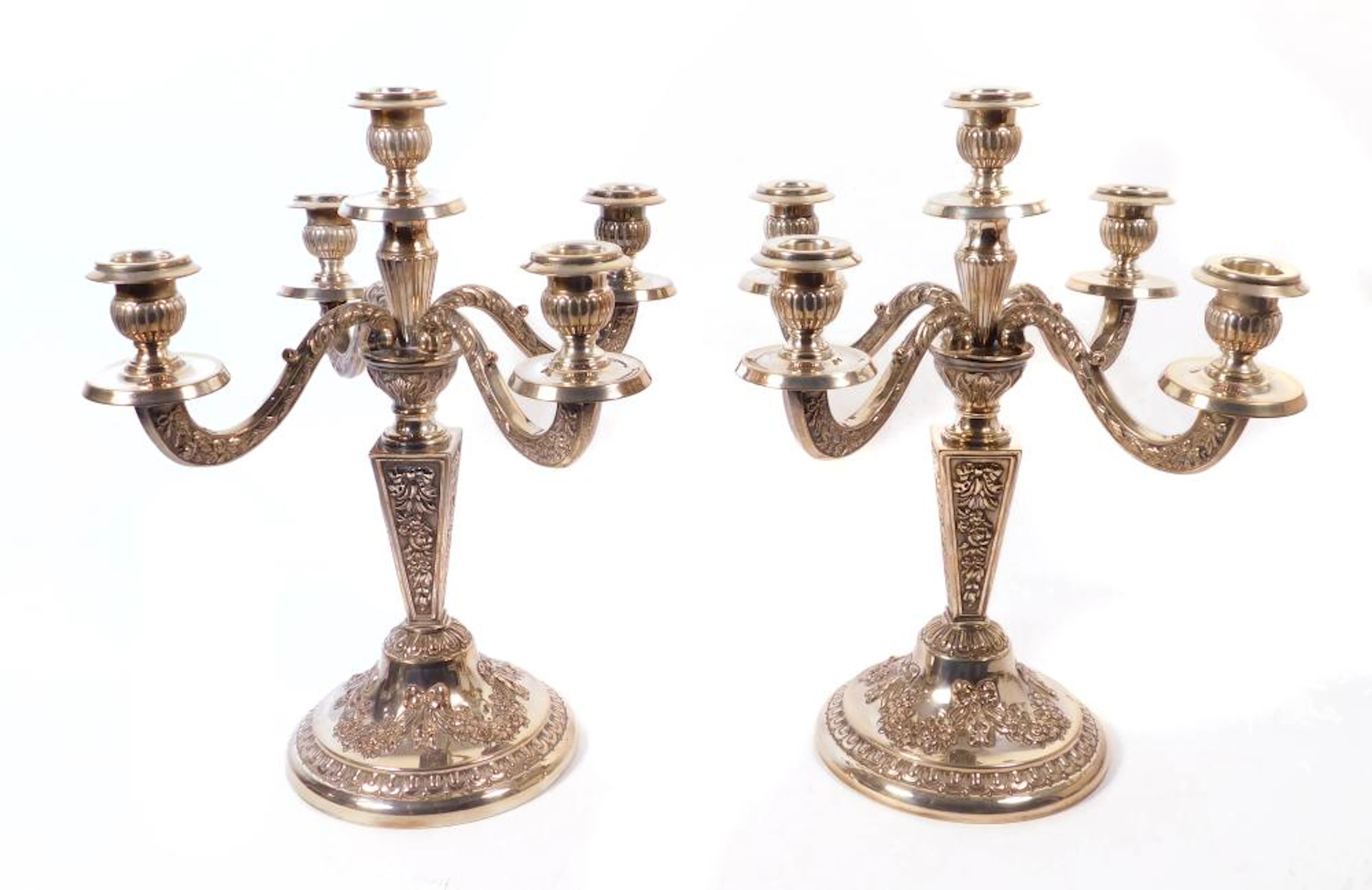 PAREJA DE CANDELABROS DE CINCO LUCES en plata punzonada y...