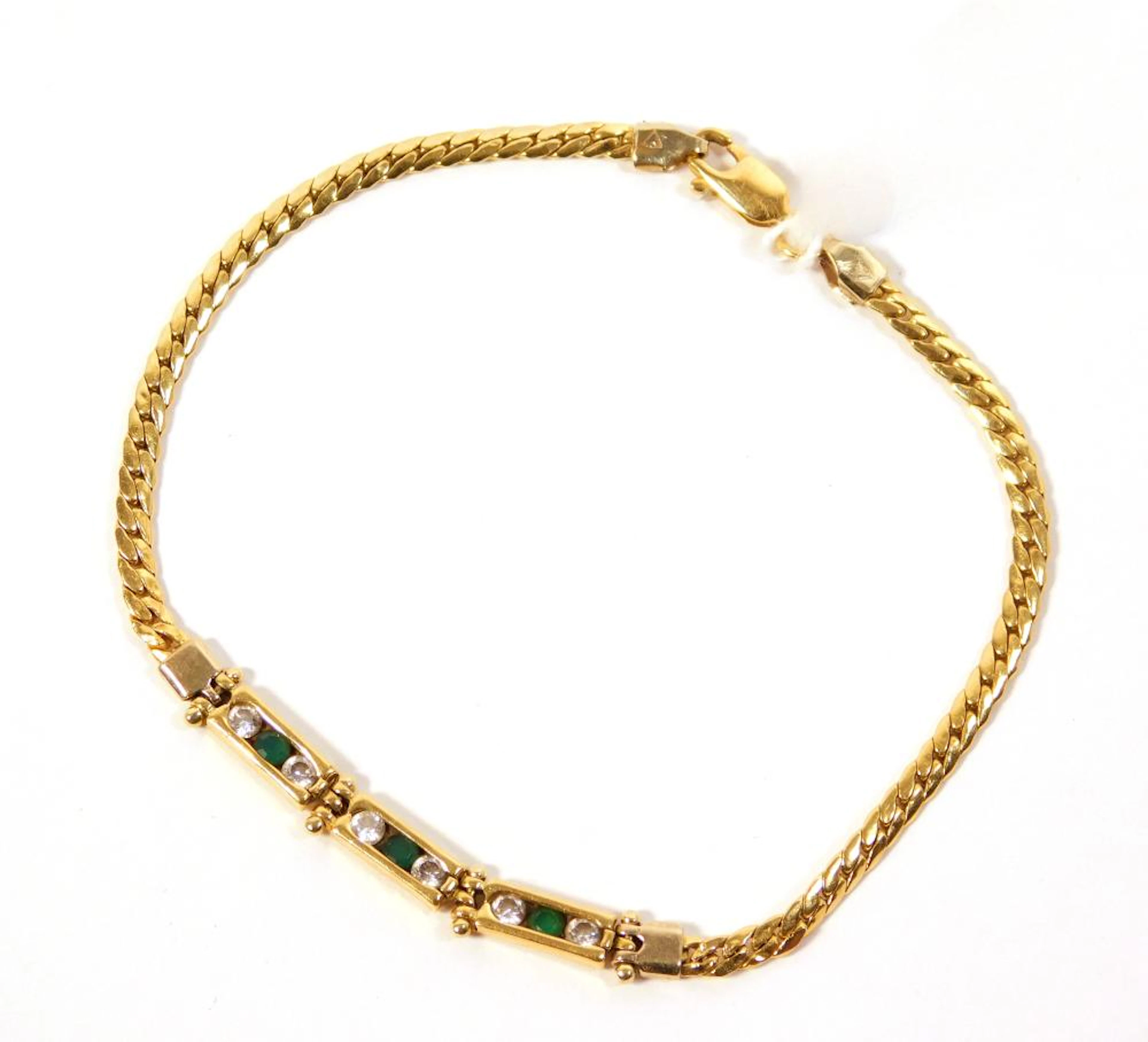 PULSERA en oro amarillo con detalle de tres esmeraldas y...