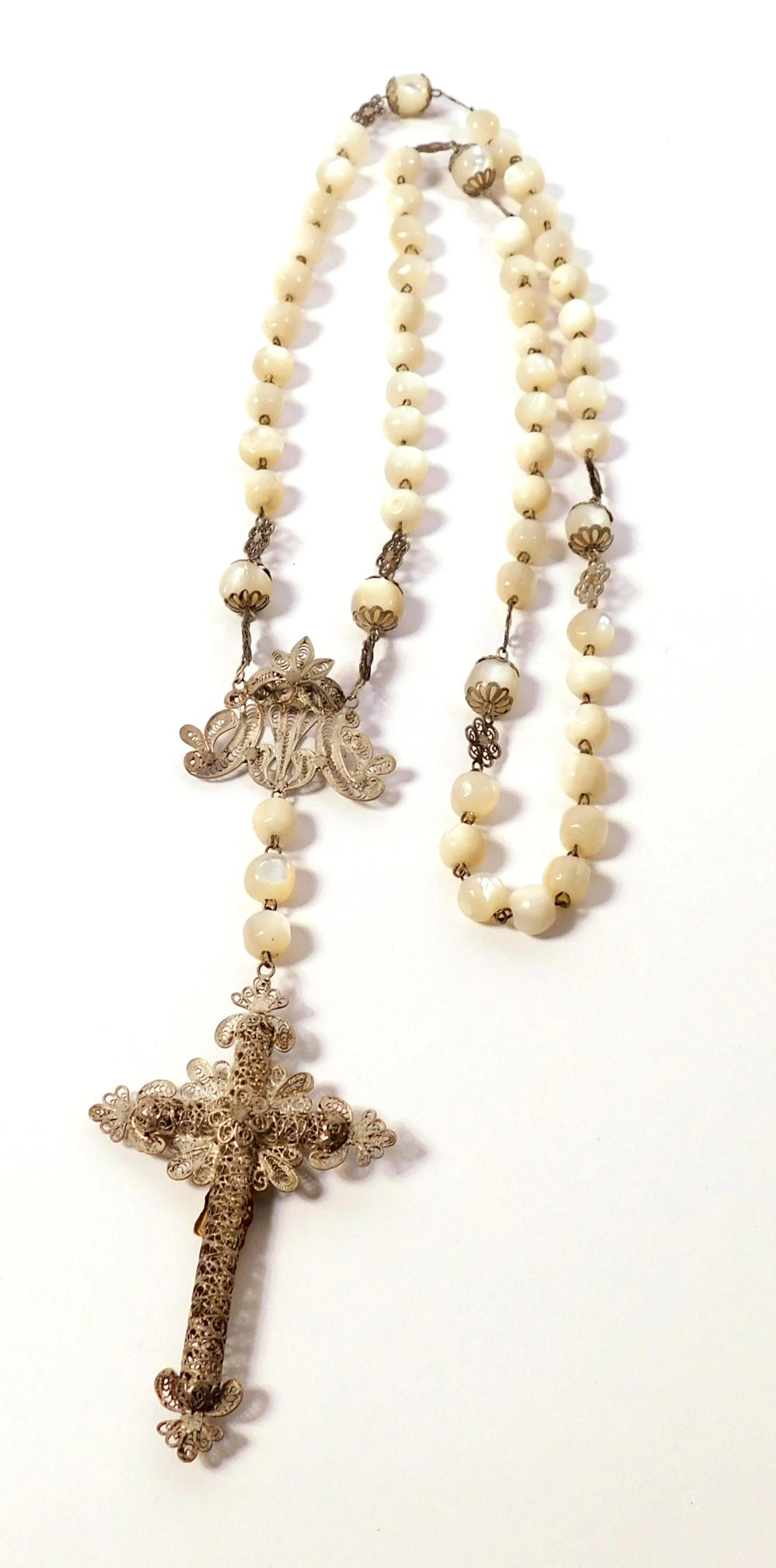 ROSARIO CON CRUZ DE FILIGRANA de plata y cuentas de madreperla