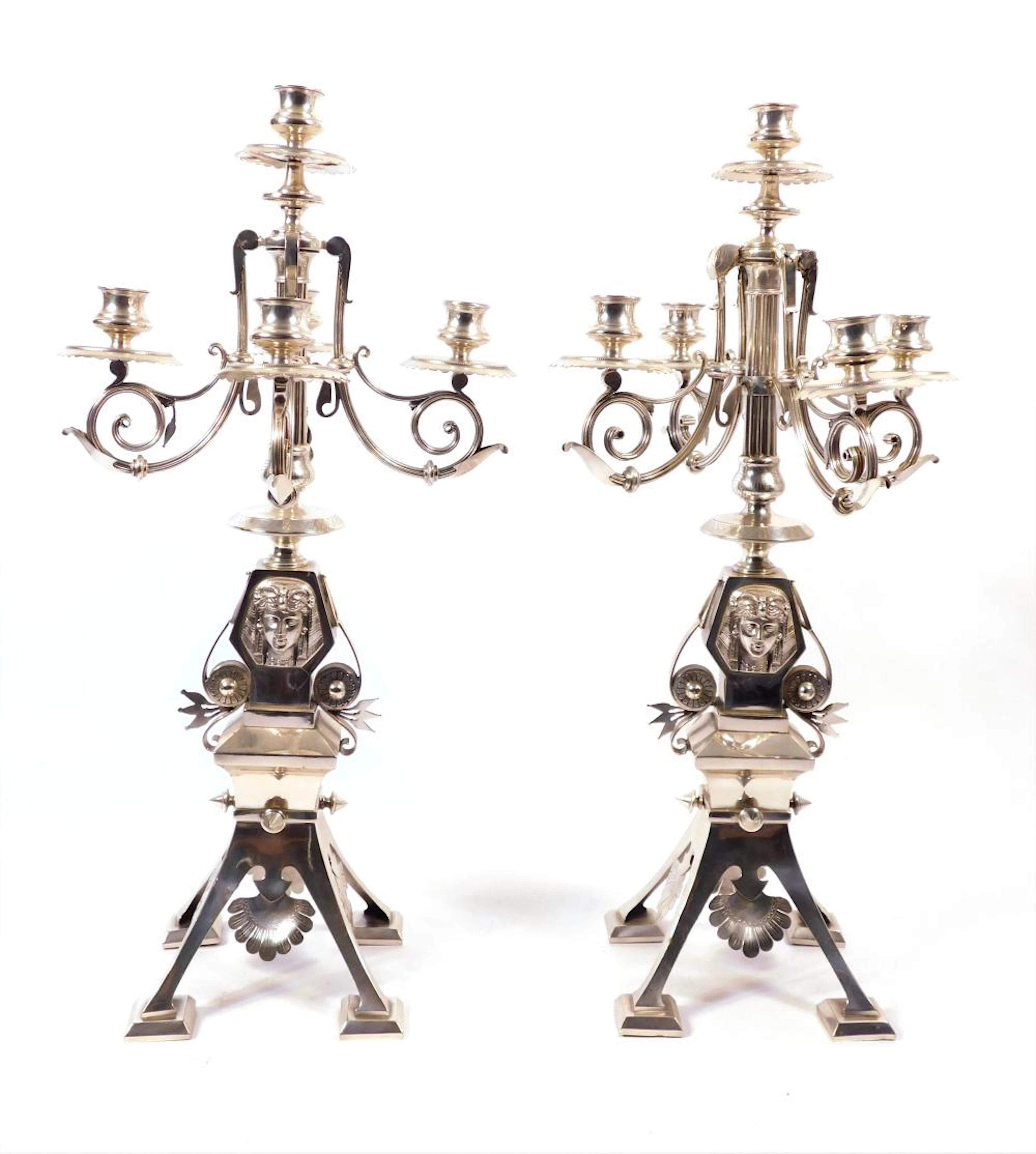 PAREJA DE CANDELABROS DE CINCO LUCES en plata con bustos de esfinjes y argollas