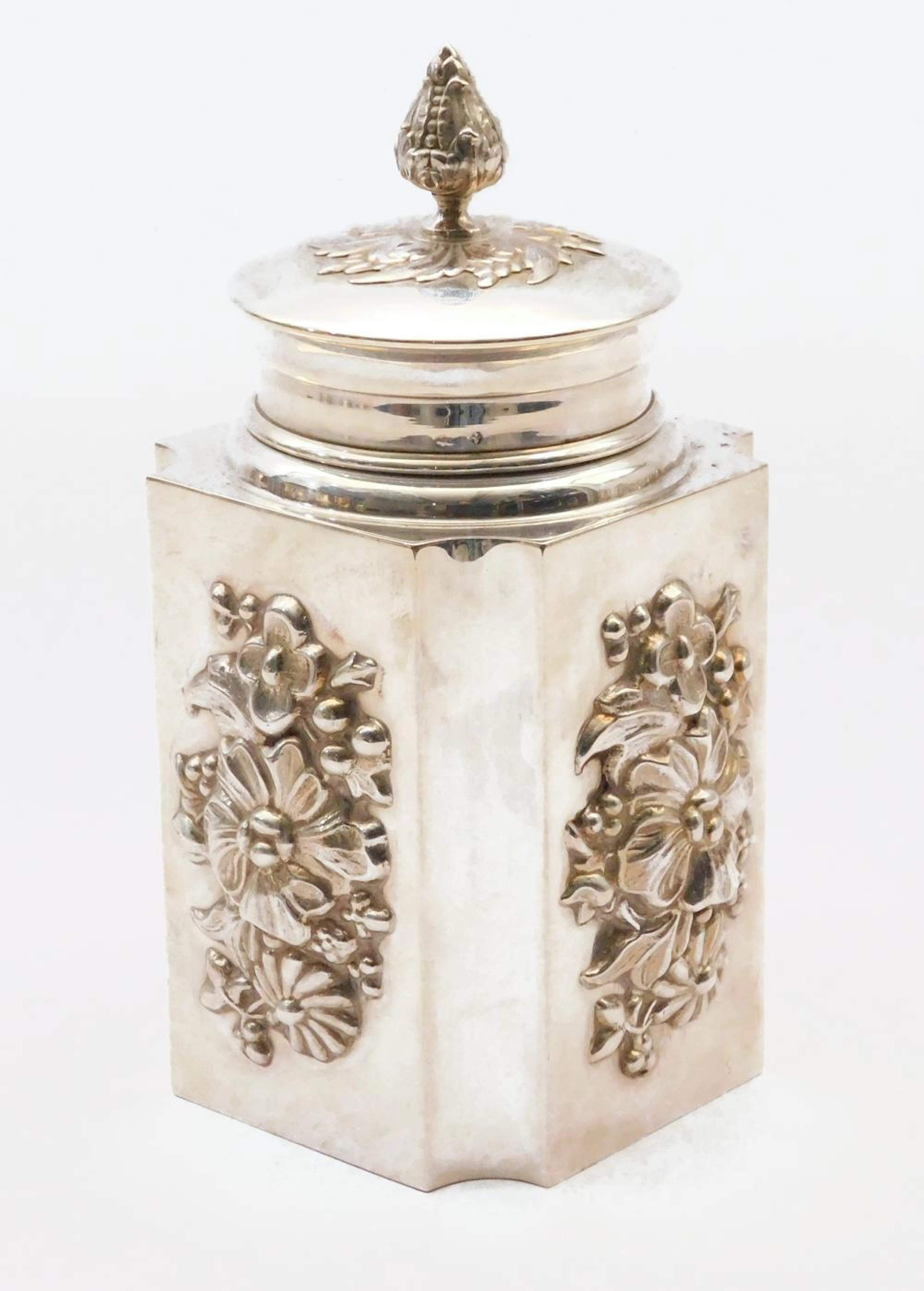 BOTE PARA TÉ en plata con detalles de flores cinceladas y repujadas