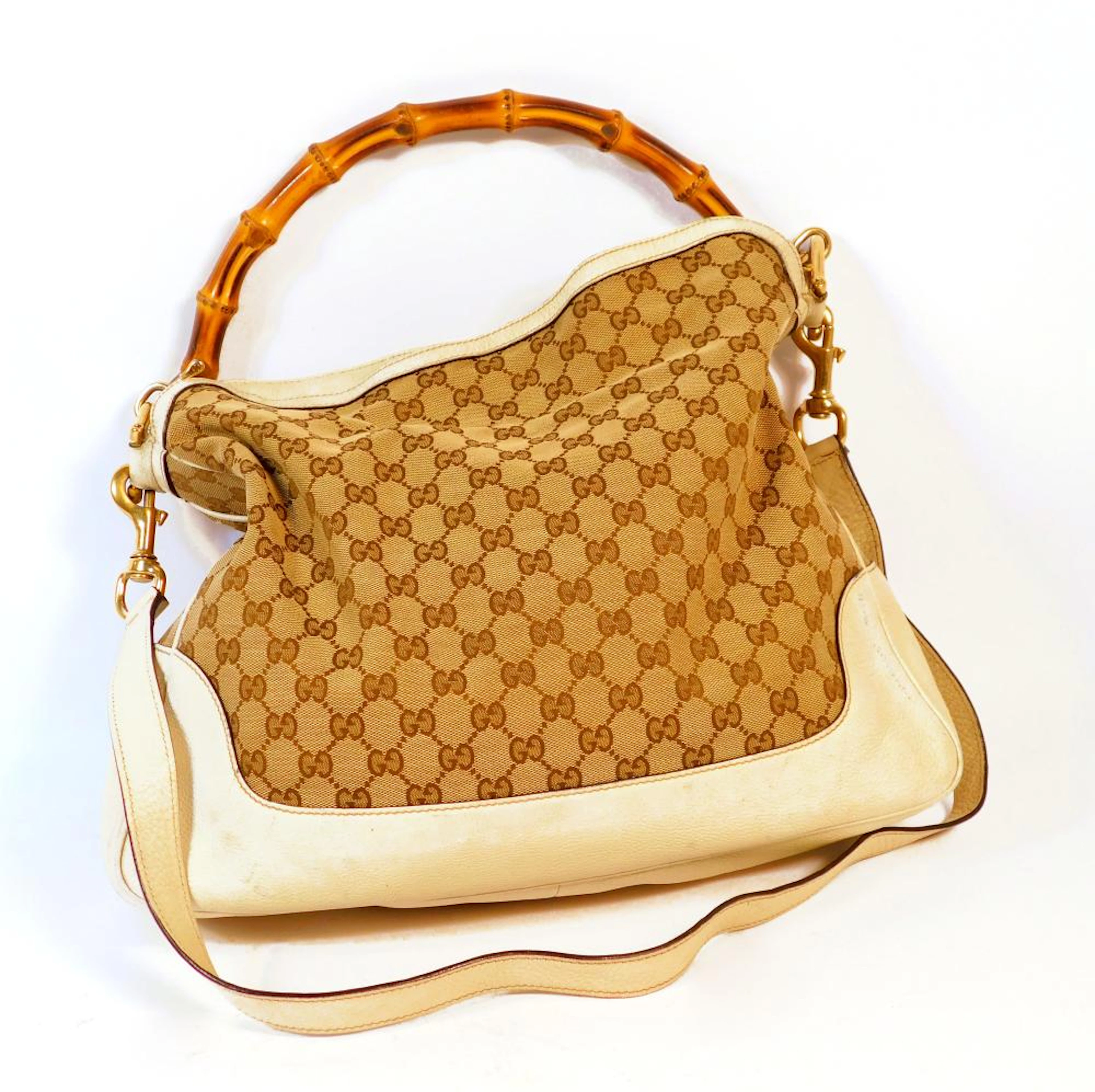 GUCCI. BOLSO VINTAGE CON ASA DE BAMBÚ en piel color beige...
