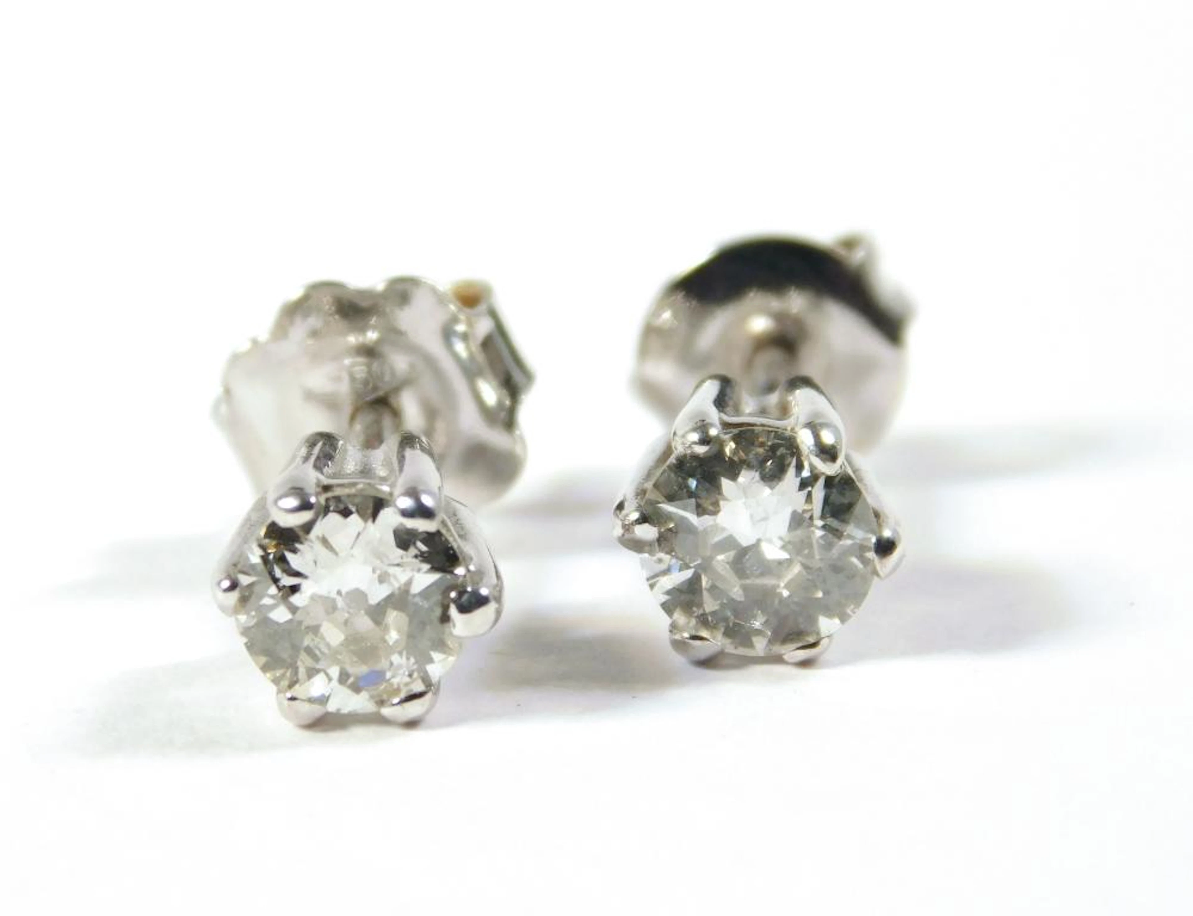PENDIENTES DORMILONAS DE BRILLANTES con montura de oro blanco en grapas