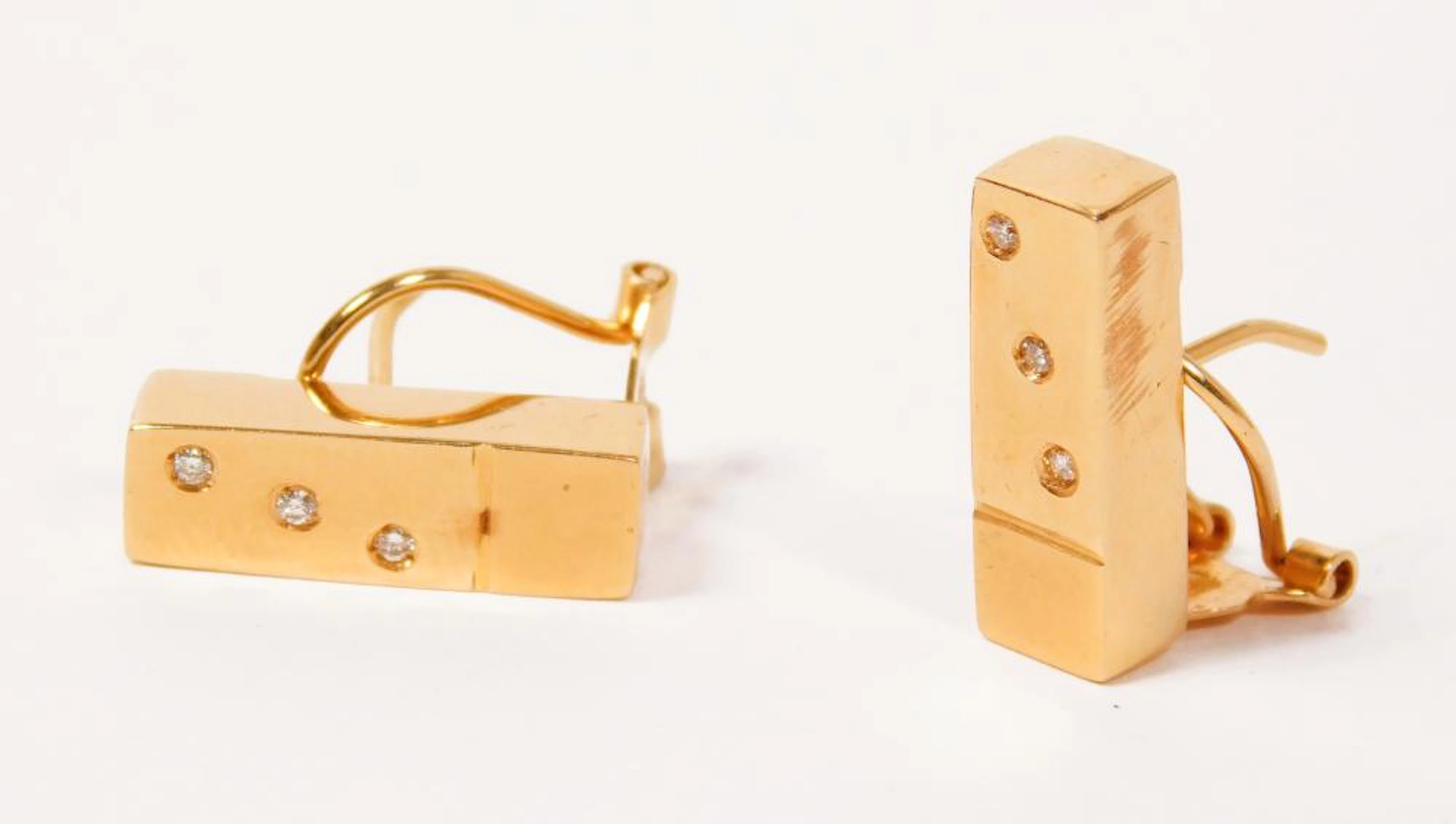 PENDIENTES en oro amarillo con puntas de brillantes. Peso: 4.3 gr. Largo: 2 cm.