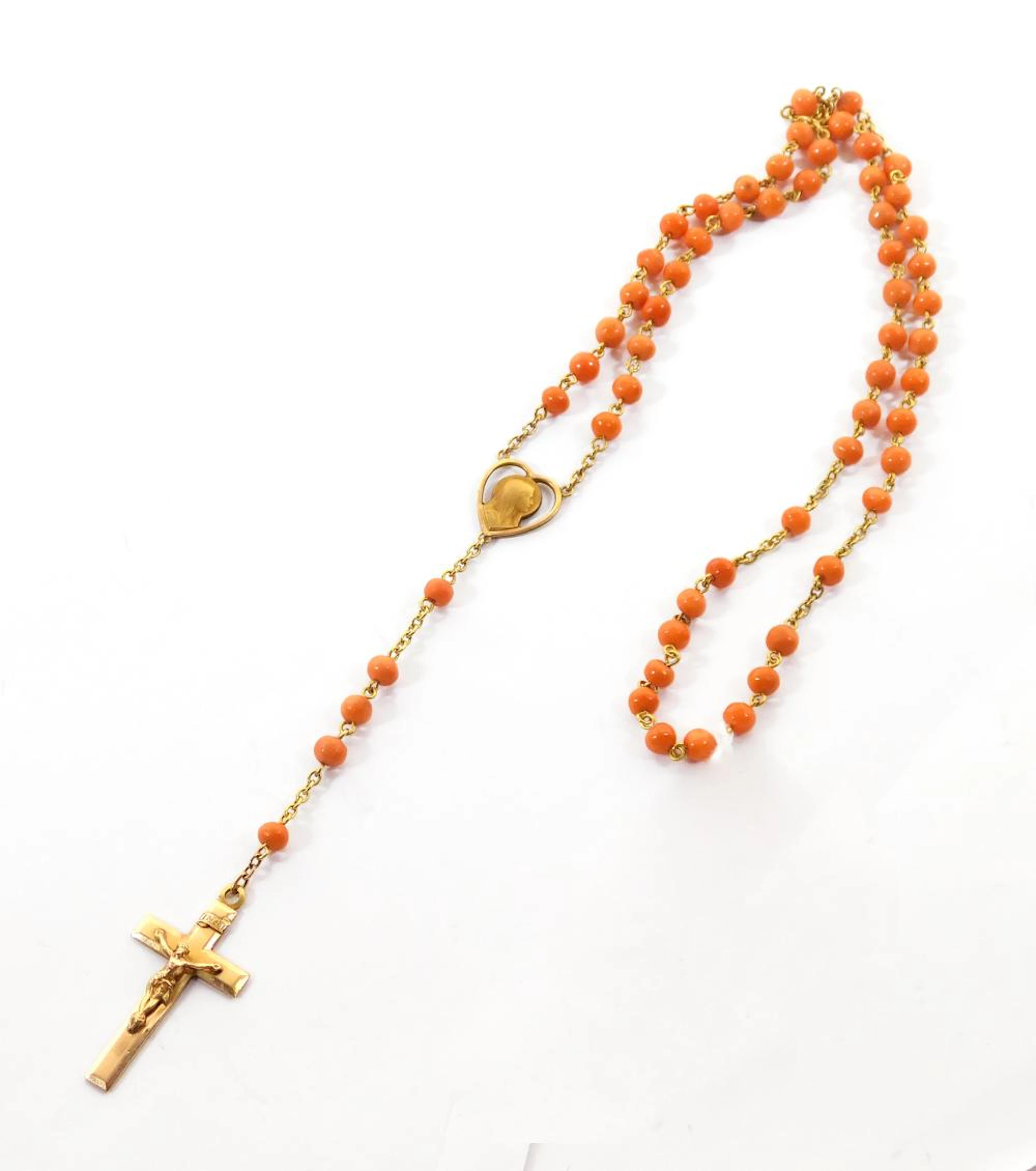 ANTIGUO ROSARIO en oro bajo de 14k con perlas de coralina Largo: 33 cm.