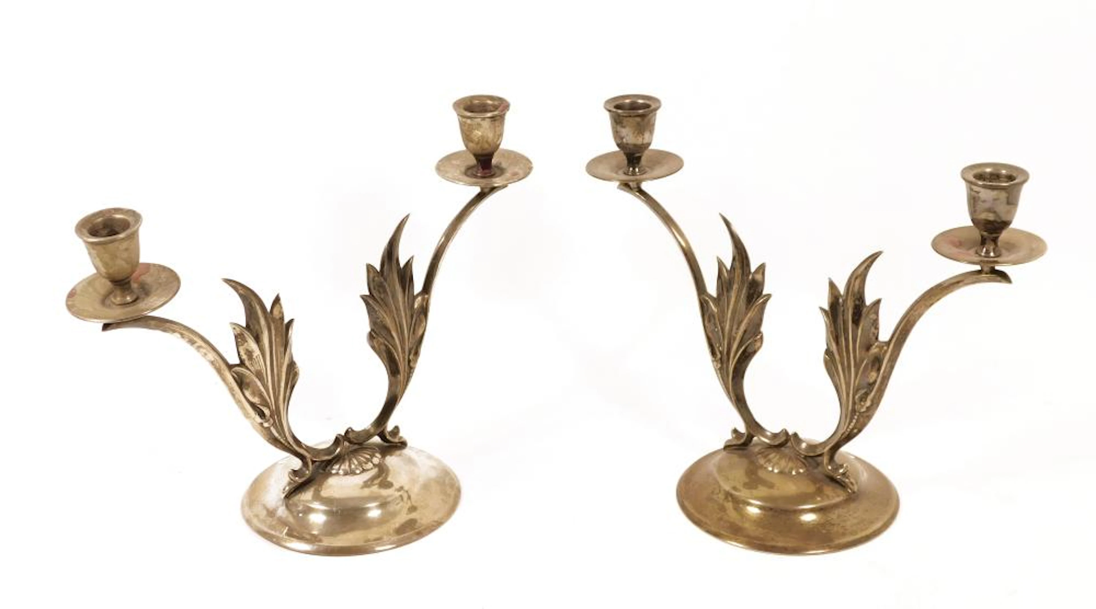 PAREJA DE CANDELABROS DE DOS LUCES en plata punzonada con...