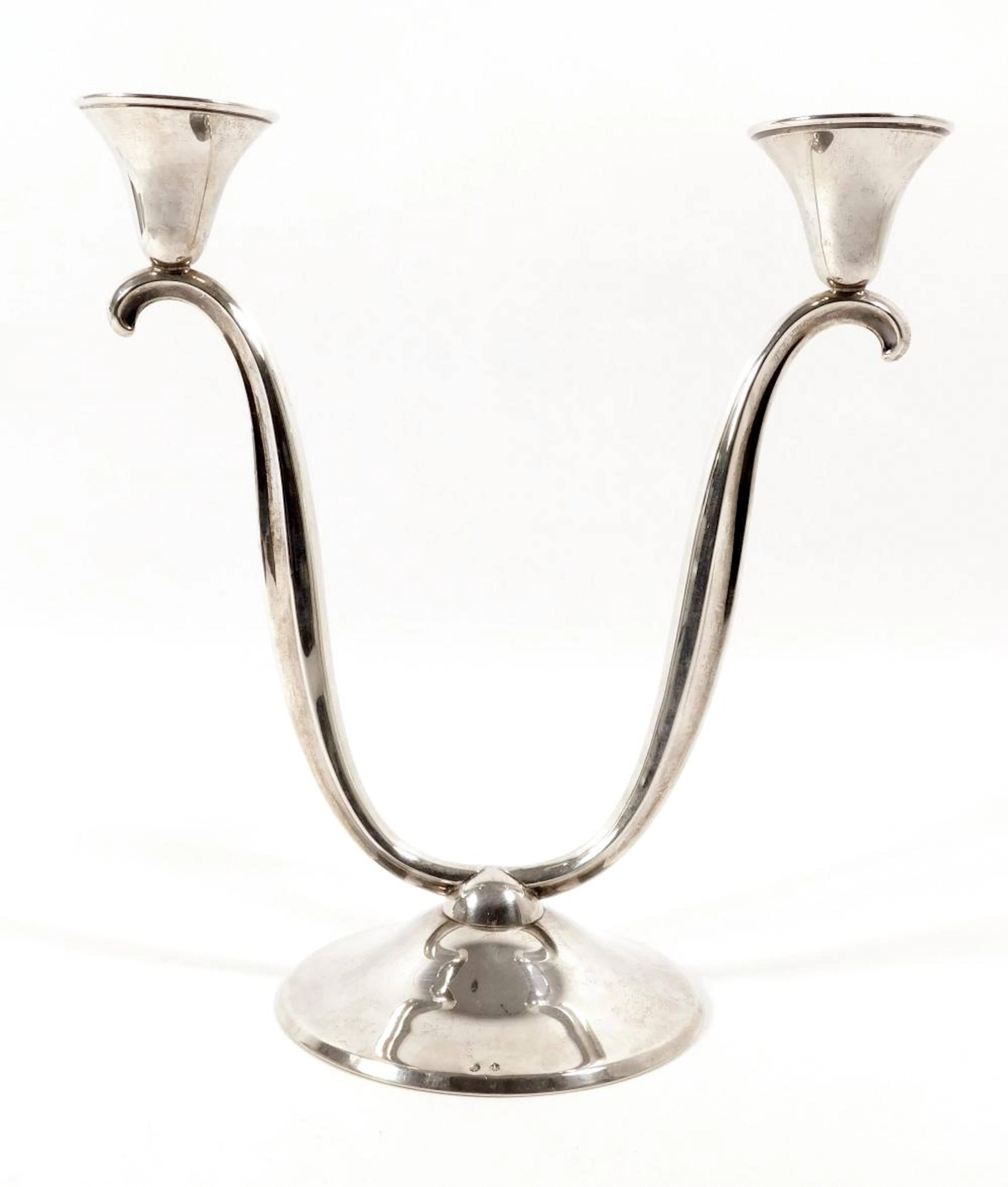CANDELABRO de dos luces en plata punzonada Medidas: 24.5x23 cm. Con contrapeso.