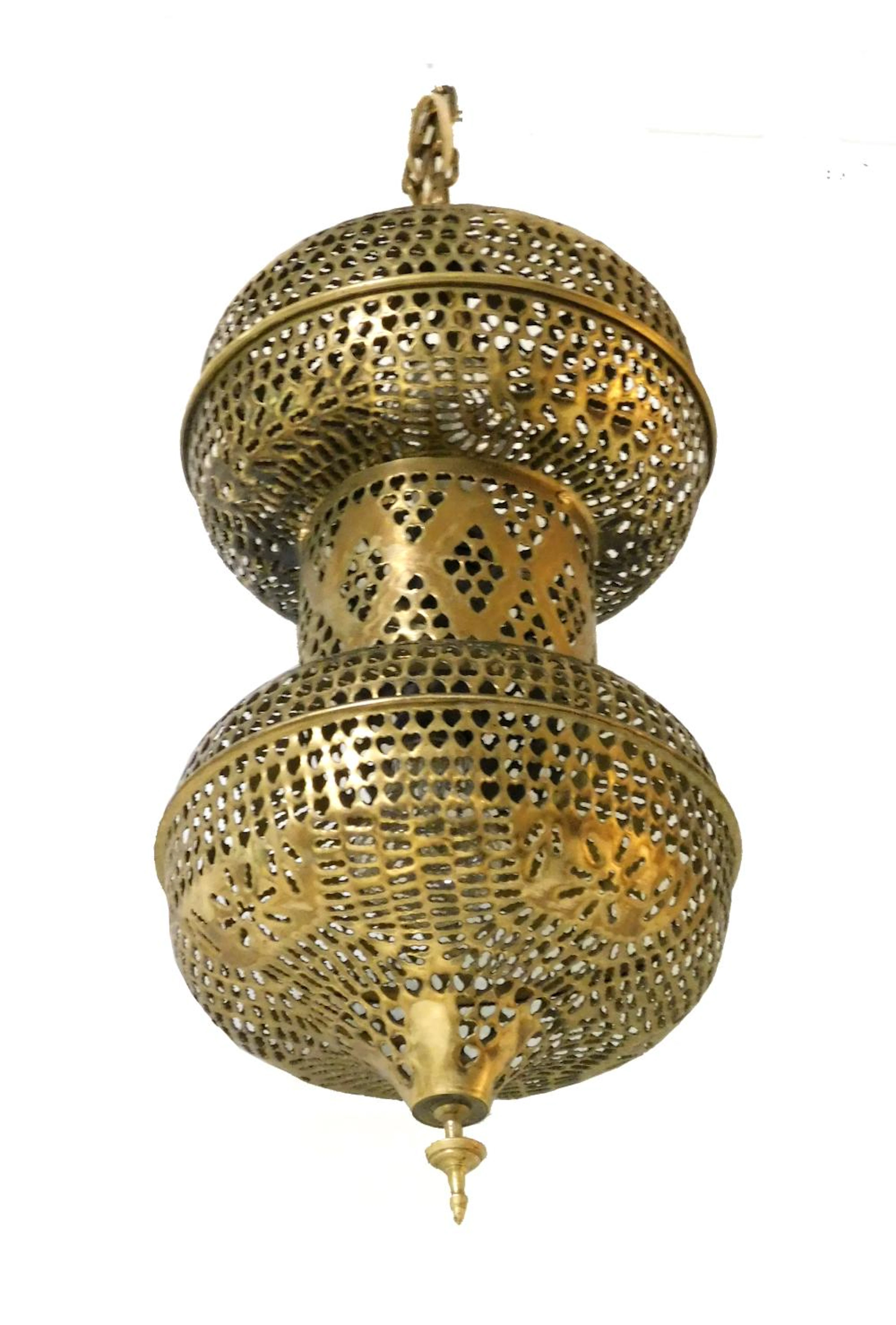 FAROL ESTILO ÁRABE de dos luces en latón dorado y calado Altura farol: 57 cm.
