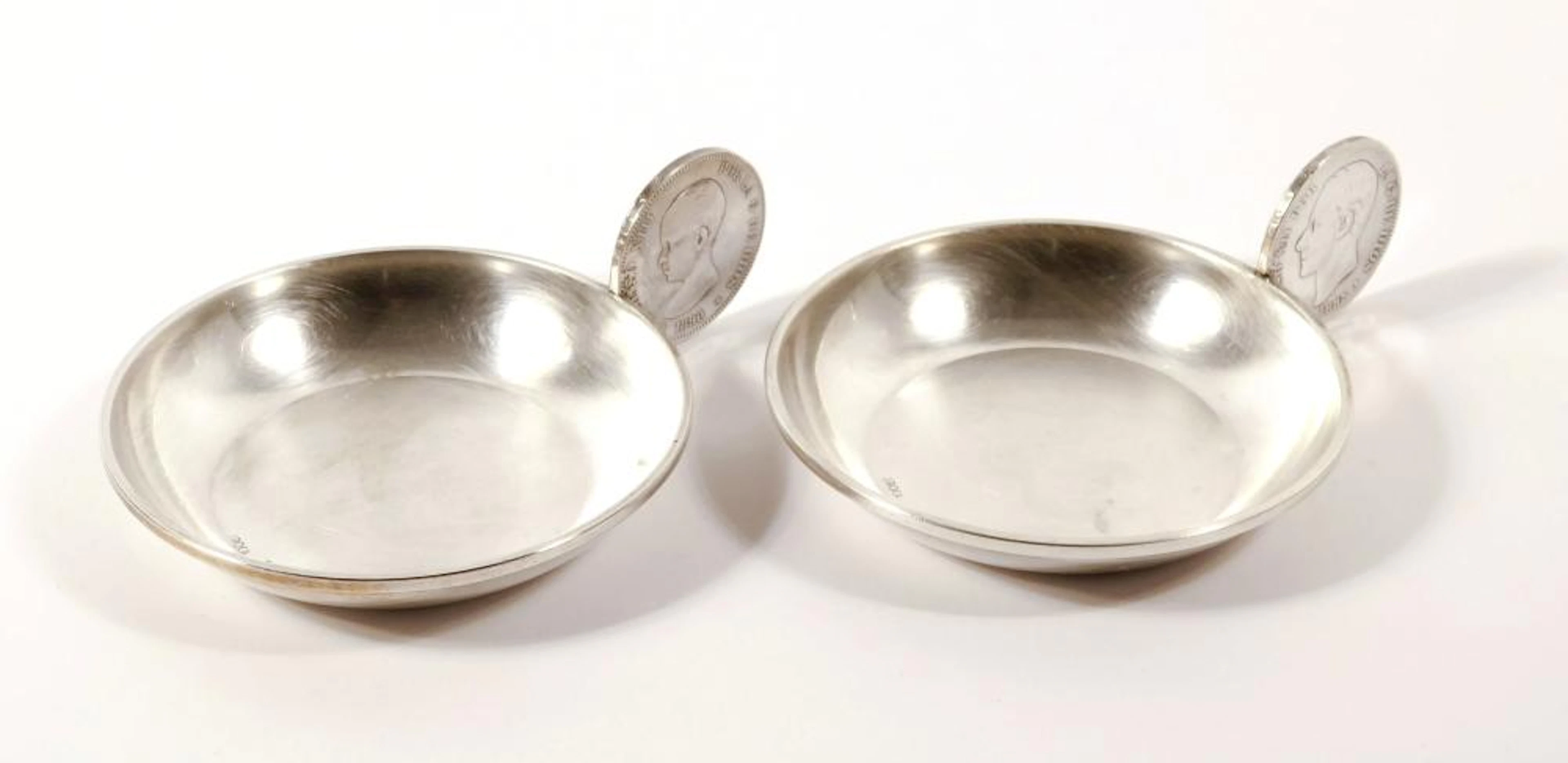 PAREJA DE CENICEROS CON MONEDAS en plata punzonada Roca...