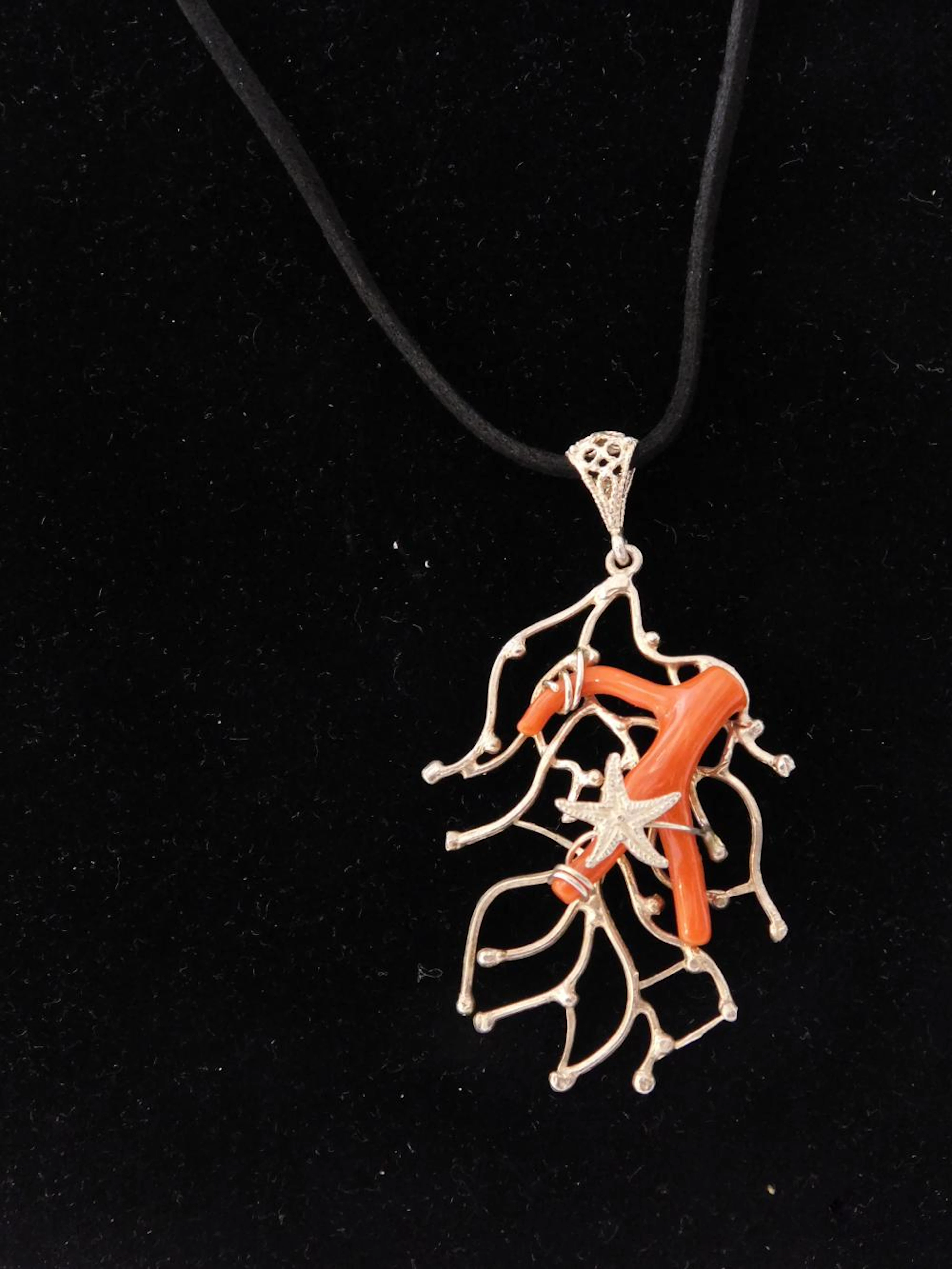 COLGANTE "CORAL" en plata calada con detalle de estrella. Medidas: 7x4 cm.