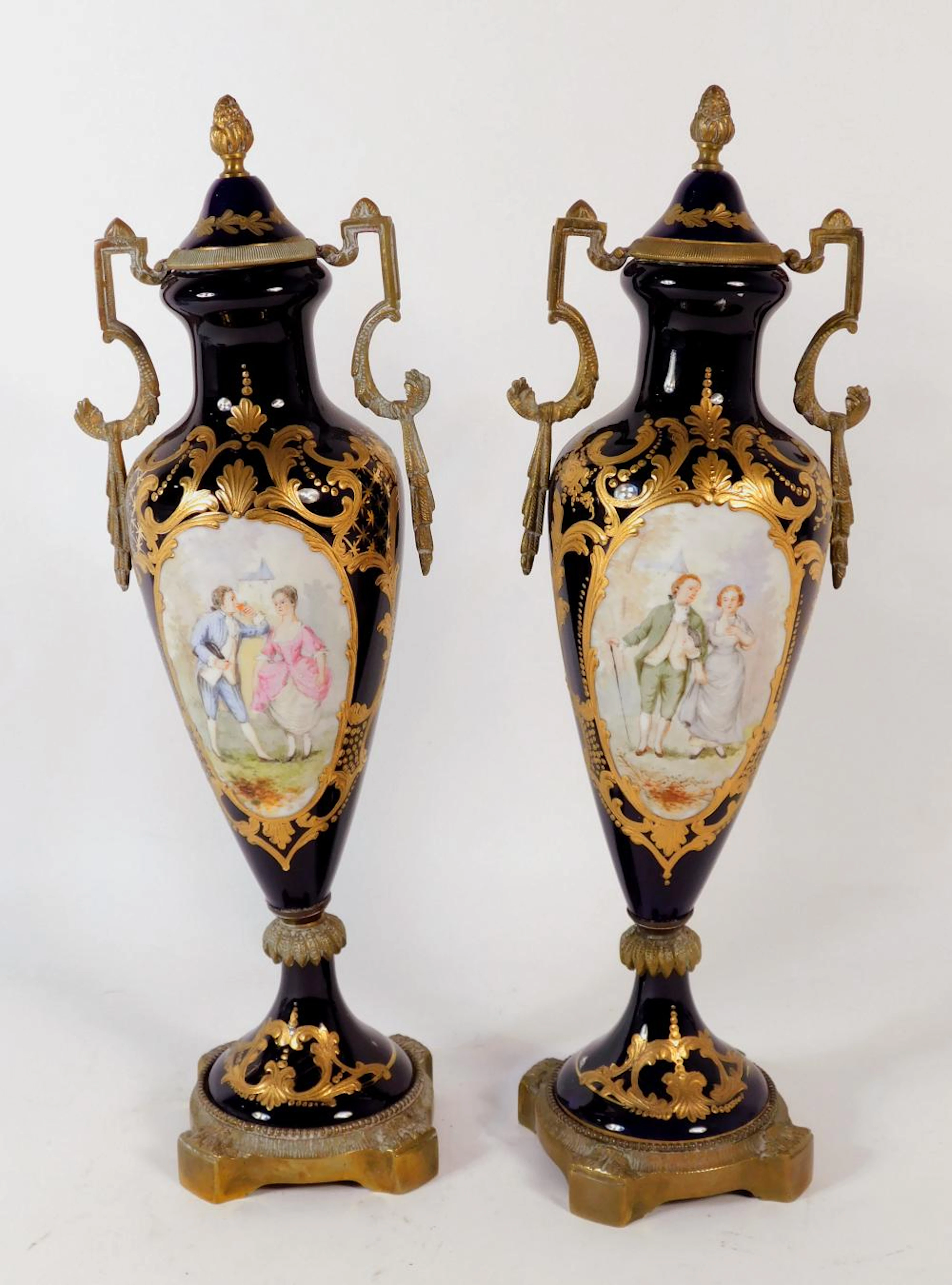 PAREJA DE TÍBORES ESTILO SEVRES con sello argentino en...
