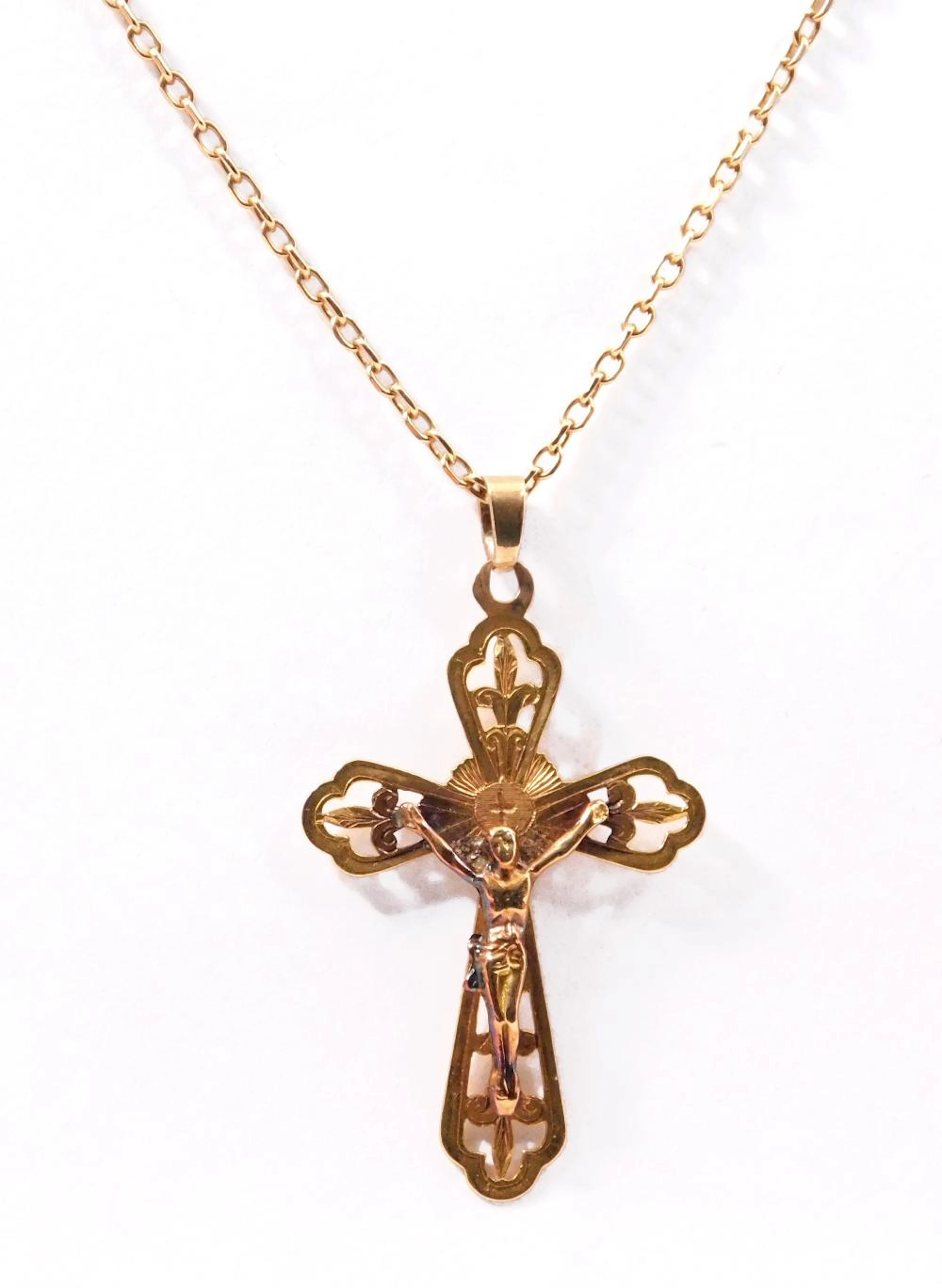 COLGANTE CRUZ CON IMAGEN DE CRISTO Y CADENA en oro amarillo Cruz calada