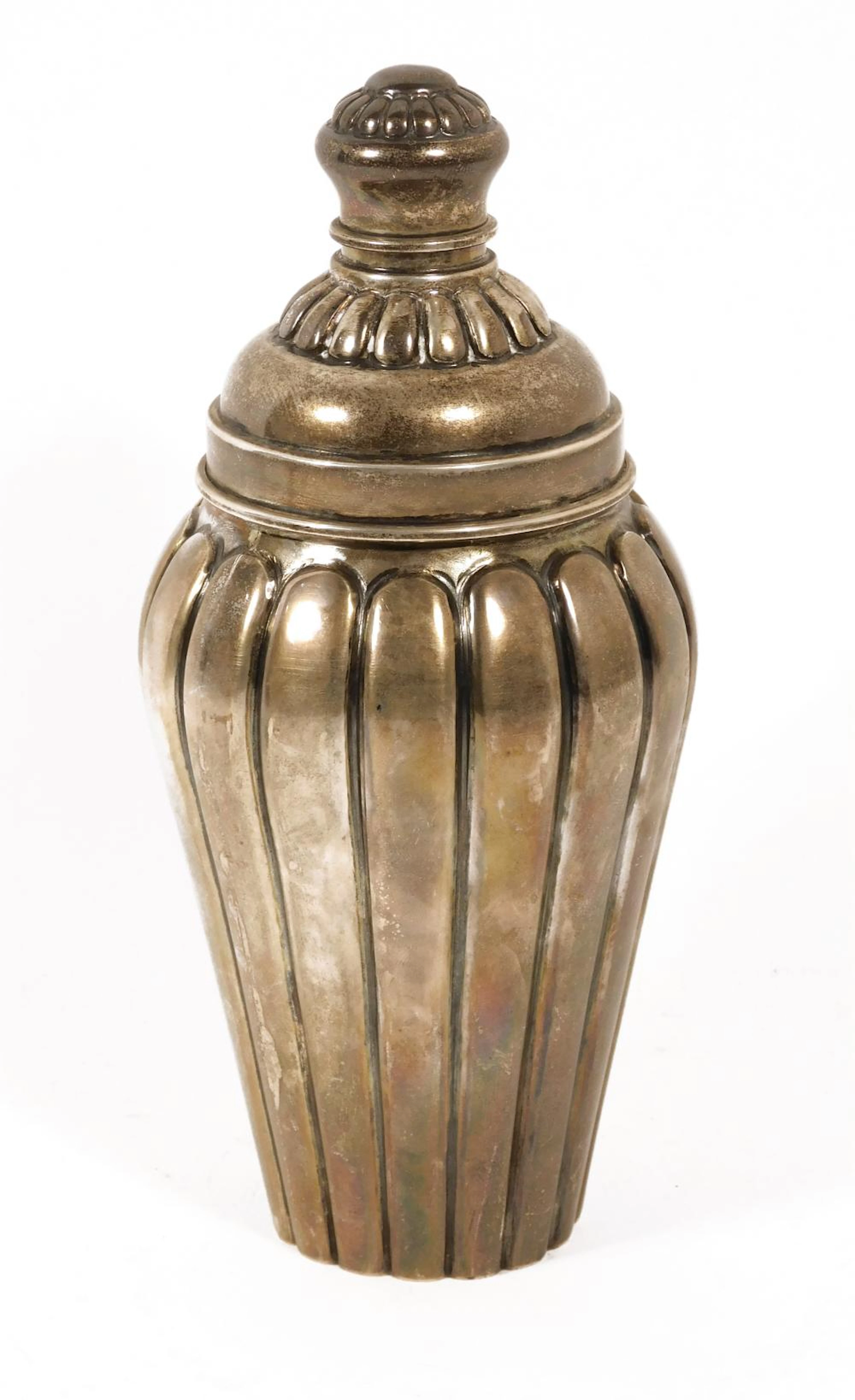COCTELERA en plata gallonada punzonada con tapón. Altura: 23 cm. Peso: 344 gr.