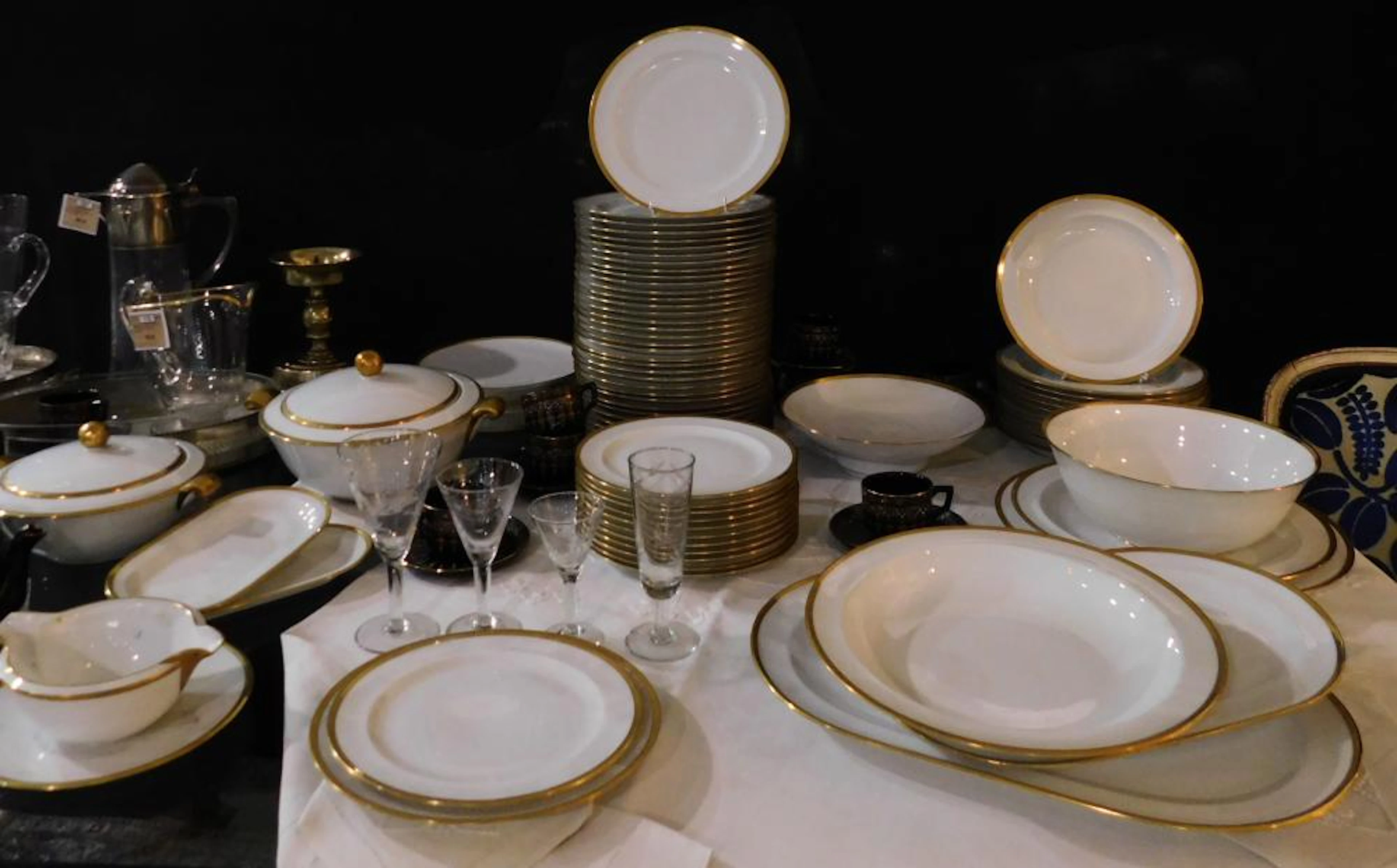 VAJILLA DE LIMOGES en porcelana blanca y filo dorado...