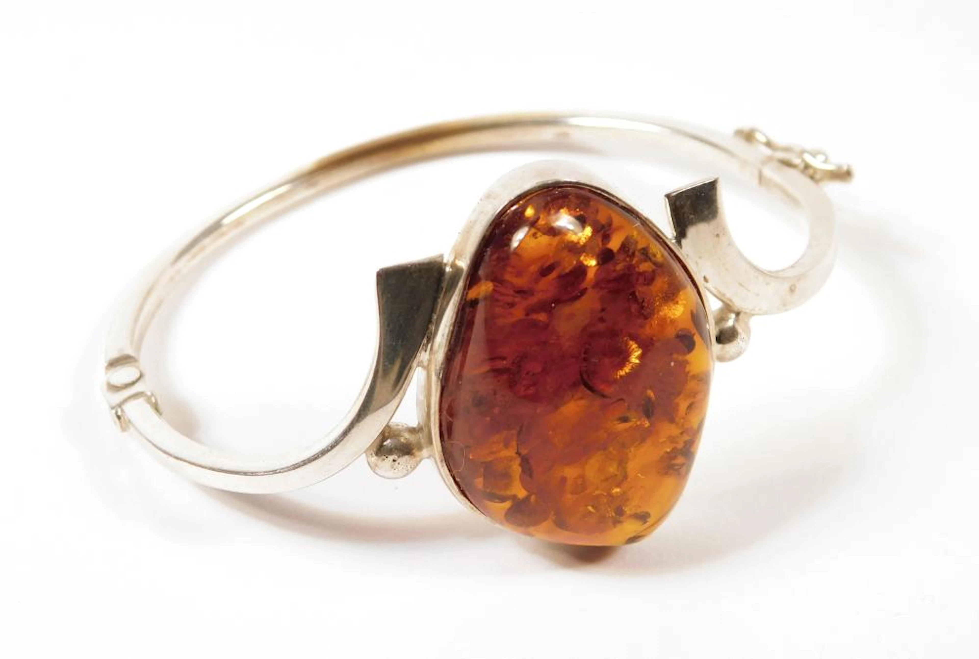 PULSERA CON ÁMBAR CENTRAL y montura de plata Peso: 23 gr.
