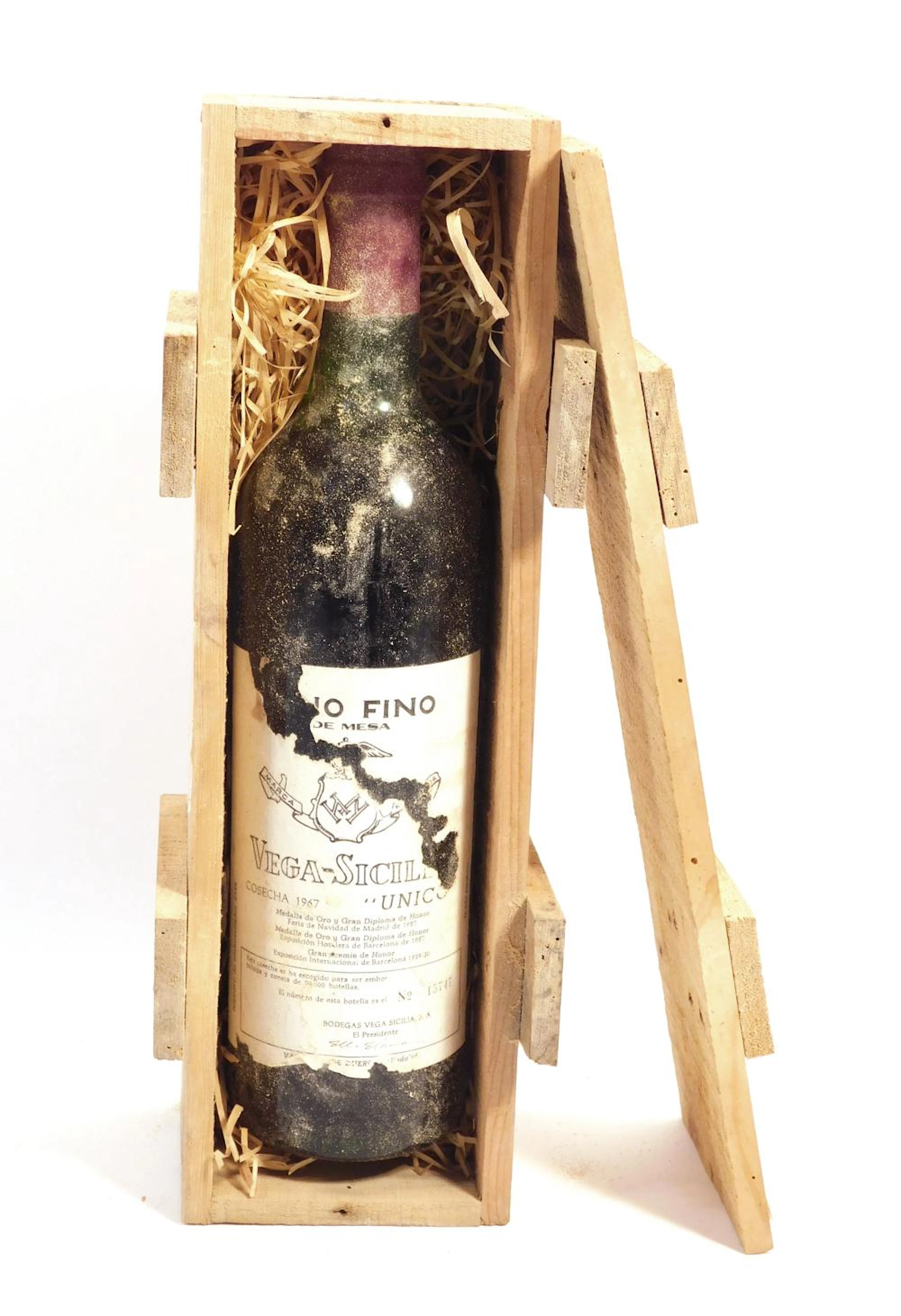 VEGA SICÍLIA "ÚNICO" 1967 con faltas en la etiqueta. Con caja en madera.